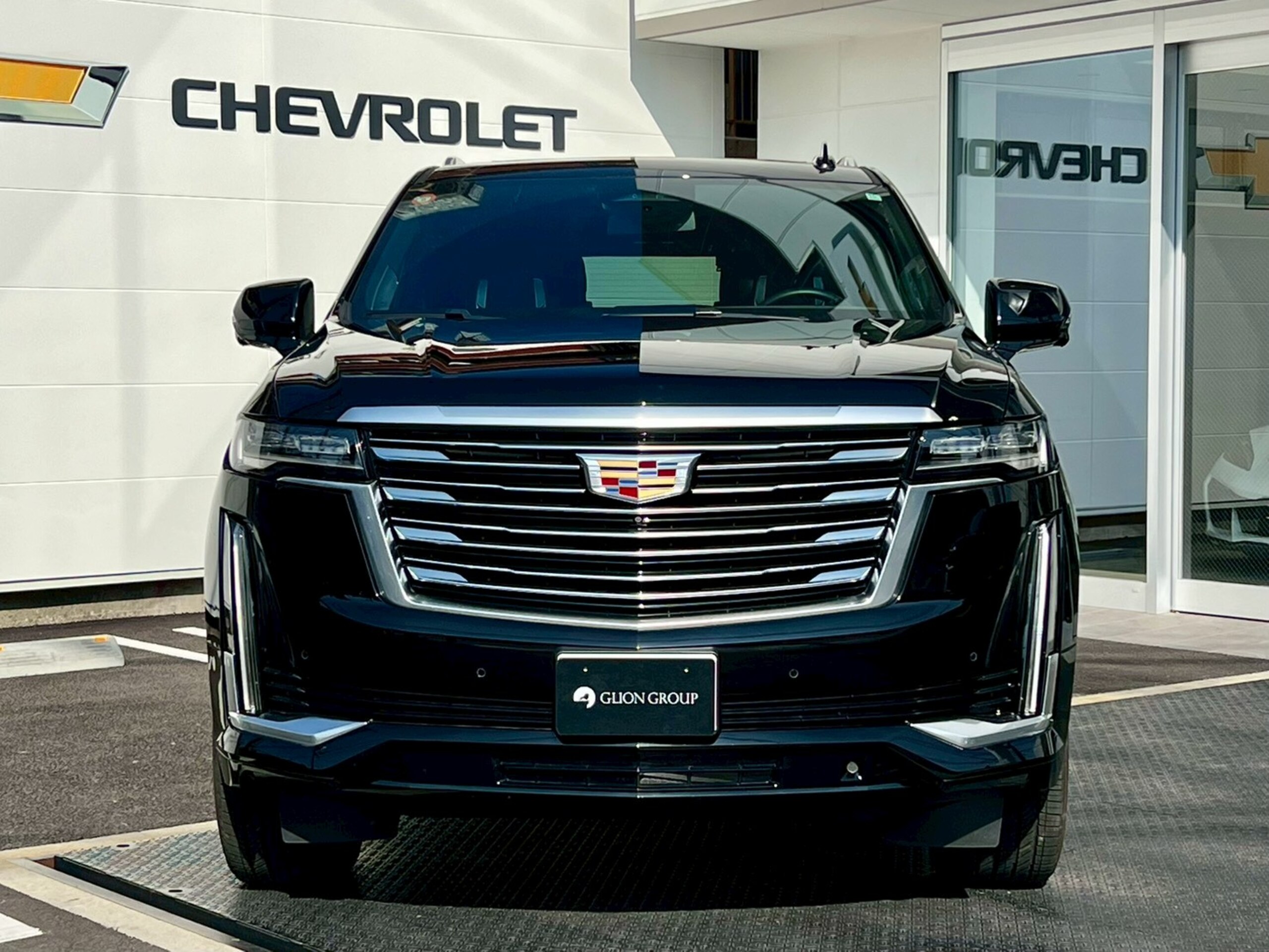 2025 Cadillac Escalade - キャデラック エスカレード プラチナム キャデラック認定中古車 正規ディーラー車 セーブルブラック ジェットブラックレザー 416psV8OHV AKG36スピーカー 38インチOLEDディスプレイ パノラマルーフ ナイトビジョン 冷蔵庫 アダプティブクルーズ
