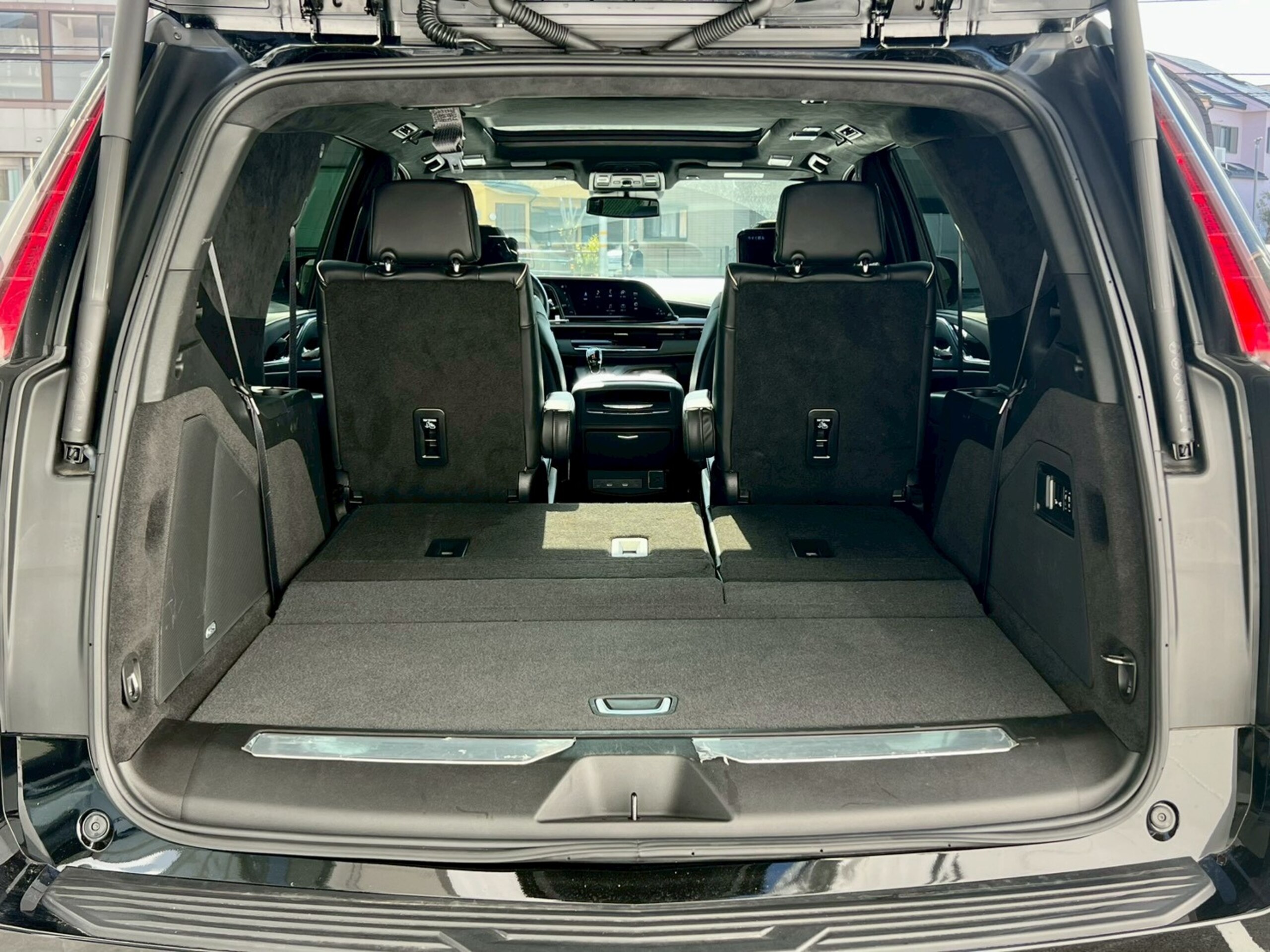 2025 Cadillac Escalade - キャデラック エスカレード プラチナム キャデラック認定中古車 正規ディーラー車 セーブルブラック ジェットブラックレザー 416psV8OHV AKG36スピーカー 38インチOLEDディスプレイ パノラマルーフ ナイトビジョン 冷蔵庫 アダプティブクルーズ