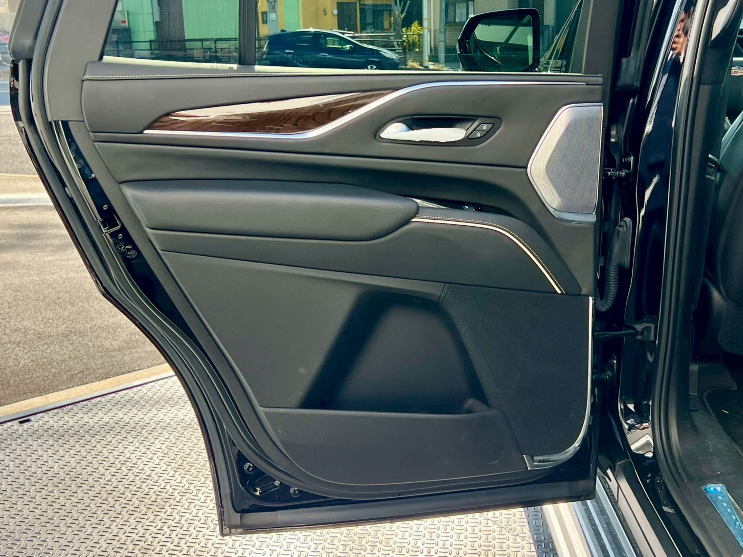 2025 Cadillac Escalade - キャデラック エスカレード プラチナム キャデラック認定中古車 正規ディーラー車 セーブルブラック ジェットブラックレザー 416psV8OHV AKG36スピーカー 38インチOLEDディスプレイ パノラマルーフ ナイトビジョン 冷蔵庫 アダプティブクルーズ