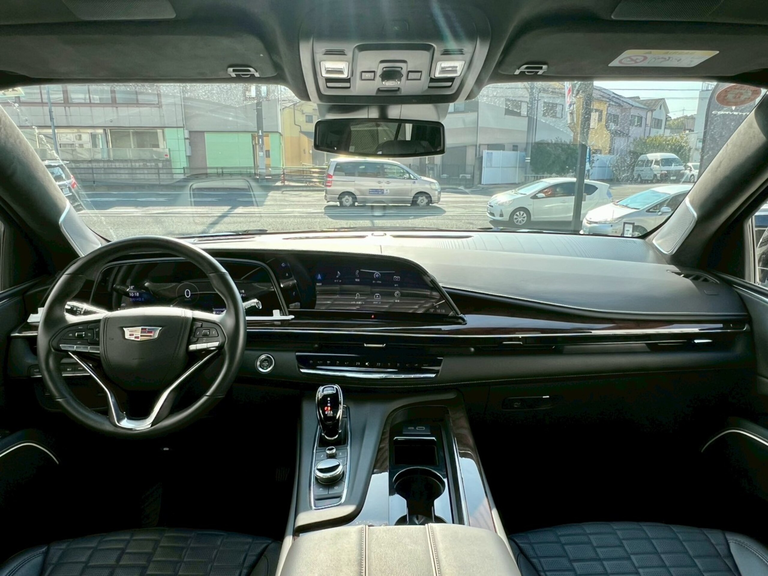 2025 Cadillac Escalade - キャデラック エスカレード プラチナム キャデラック認定中古車 正規ディーラー車 セーブルブラック ジェットブラックレザー 416psV8OHV AKG36スピーカー 38インチOLEDディスプレイ パノラマルーフ ナイトビジョン 冷蔵庫 アダプティブクルーズ