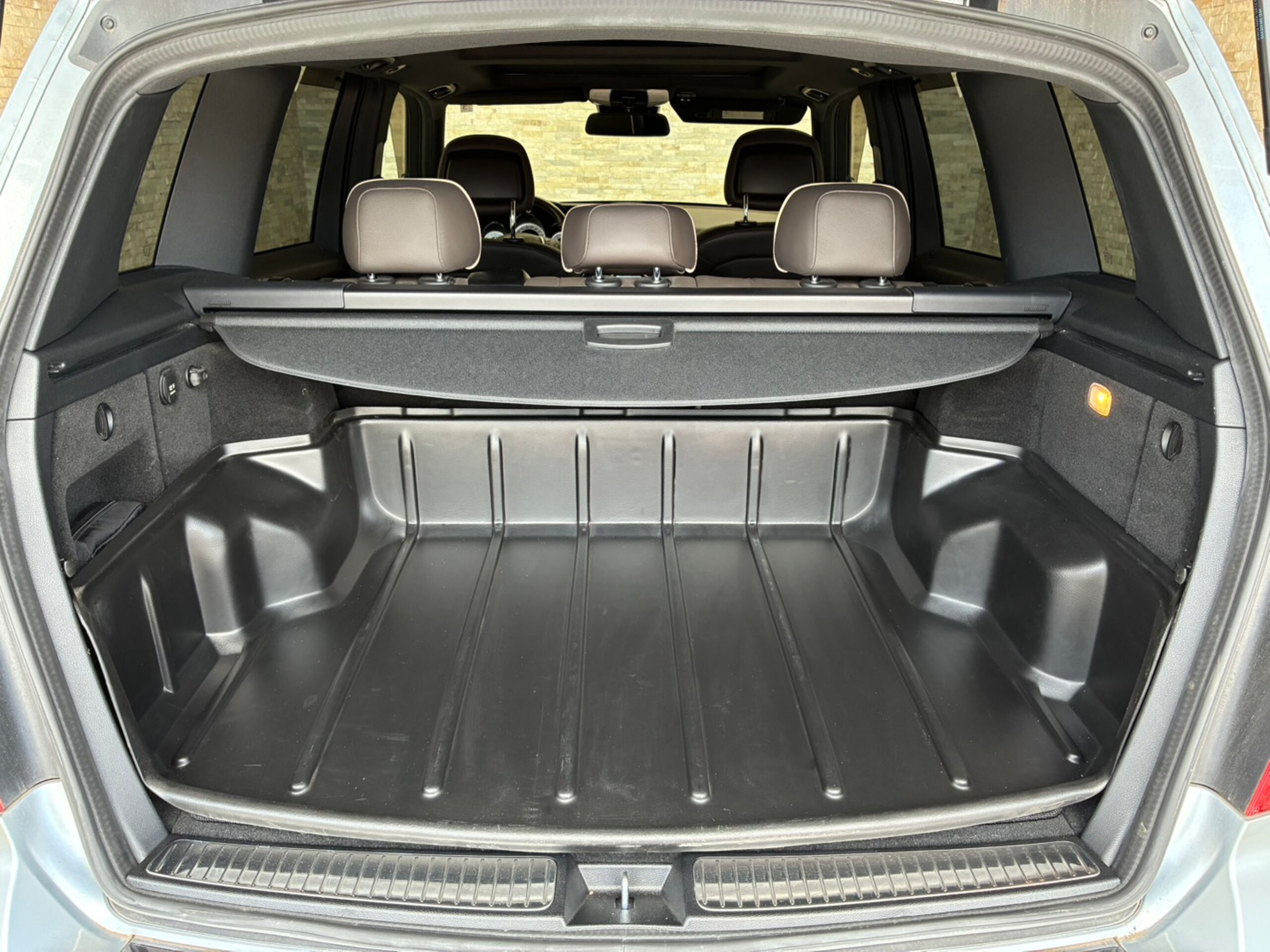 2012 Mercedes-Benz GLKClass - メルセデス・ベンツ GLKクラス GLK350 4マチック ブルーエフィシェンシー 4WD 左ハンドル ツインムーンルーフ 純正ナビ フルセグTV Bluetooth接続 バックカメラ レザーシート シートヒーター Pシート Pリアゲート 革巻ステアリング ルーフレール ETC 純正20インチAW