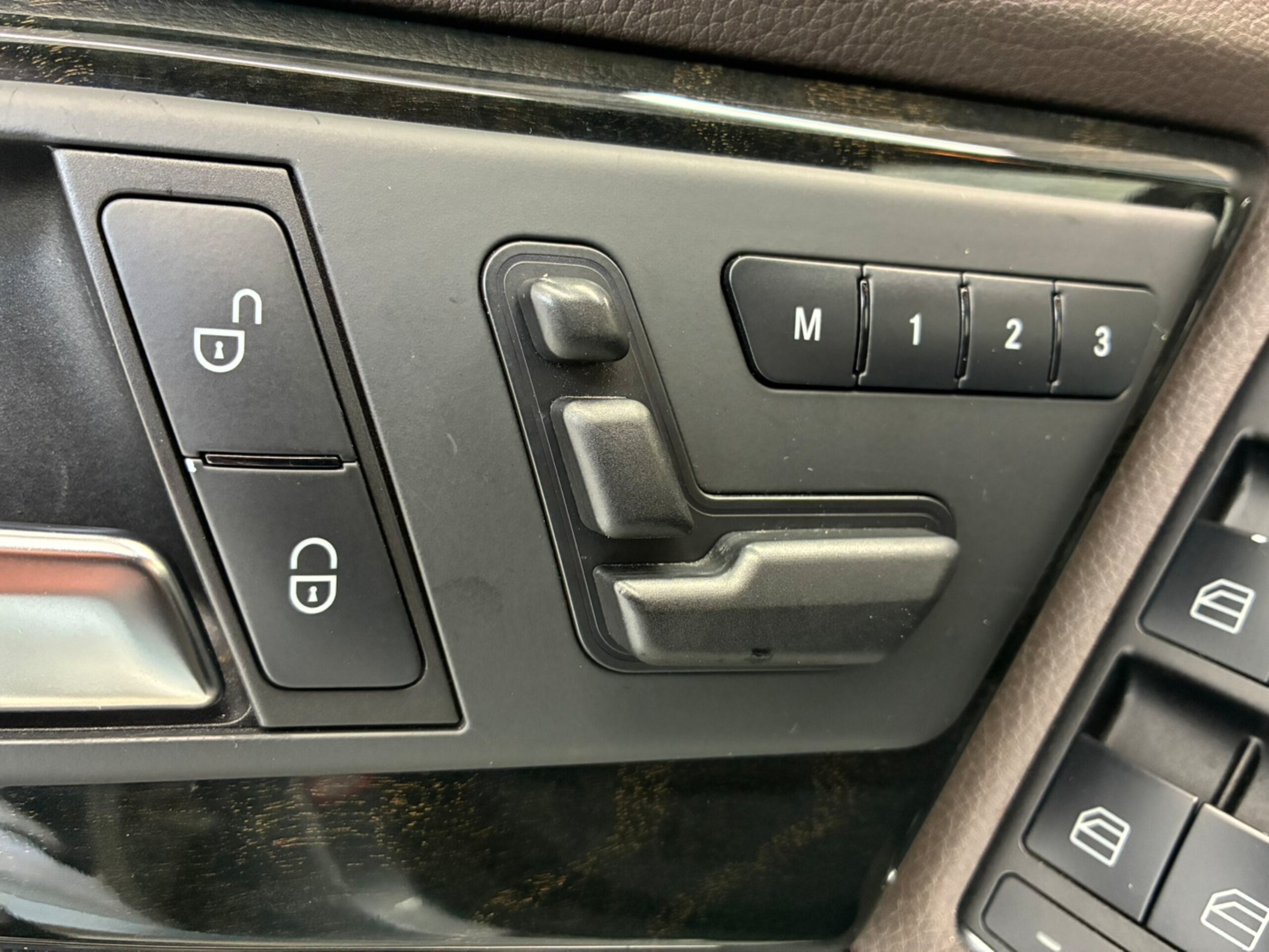 2012 Mercedes-Benz GLKClass - メルセデス・ベンツ GLKクラス GLK350 4マチック ブルーエフィシェンシー 4WD 左ハンドル ツインムーンルーフ 純正ナビ フルセグTV Bluetooth接続 バックカメラ レザーシート シートヒーター Pシート Pリアゲート 革巻ステアリング ルーフレール ETC 純正20インチAW