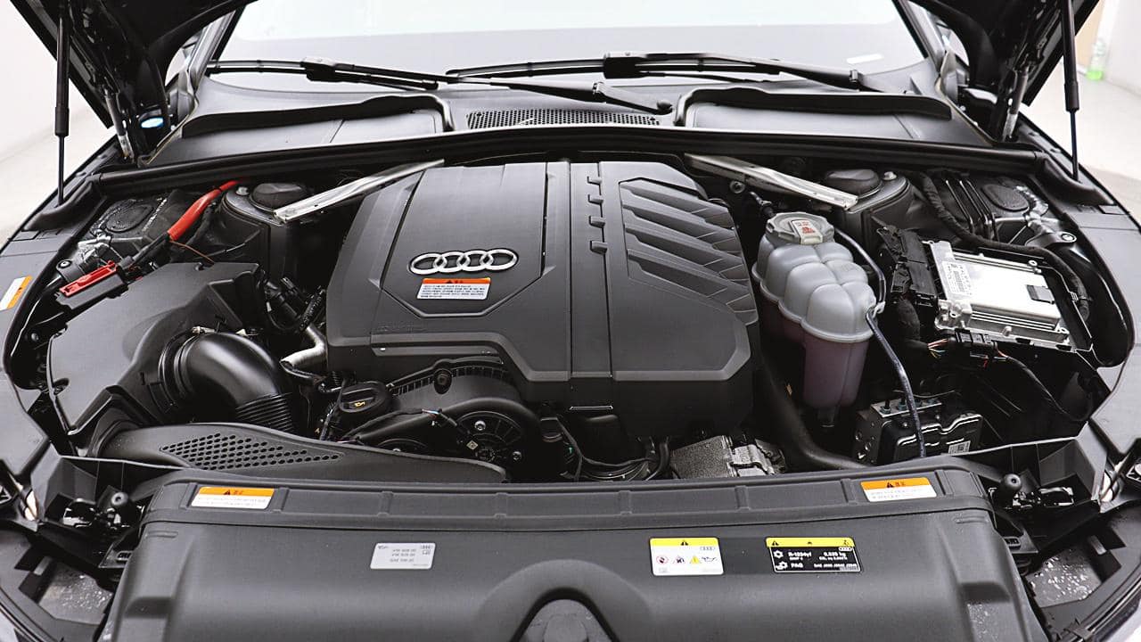 2023 AUDI A4 40 TFSI Premium - 2023 أودي A4