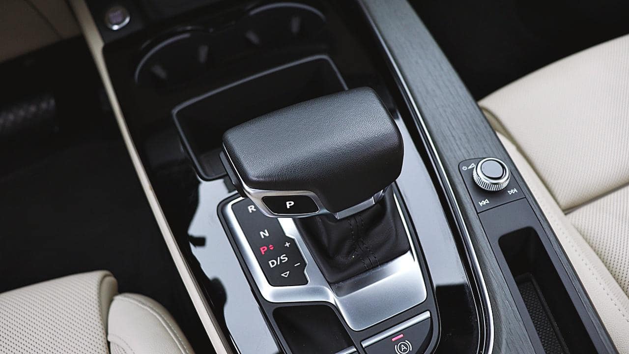 2023 AUDI A4 40 TFSI Premium - 2023 أودي A4