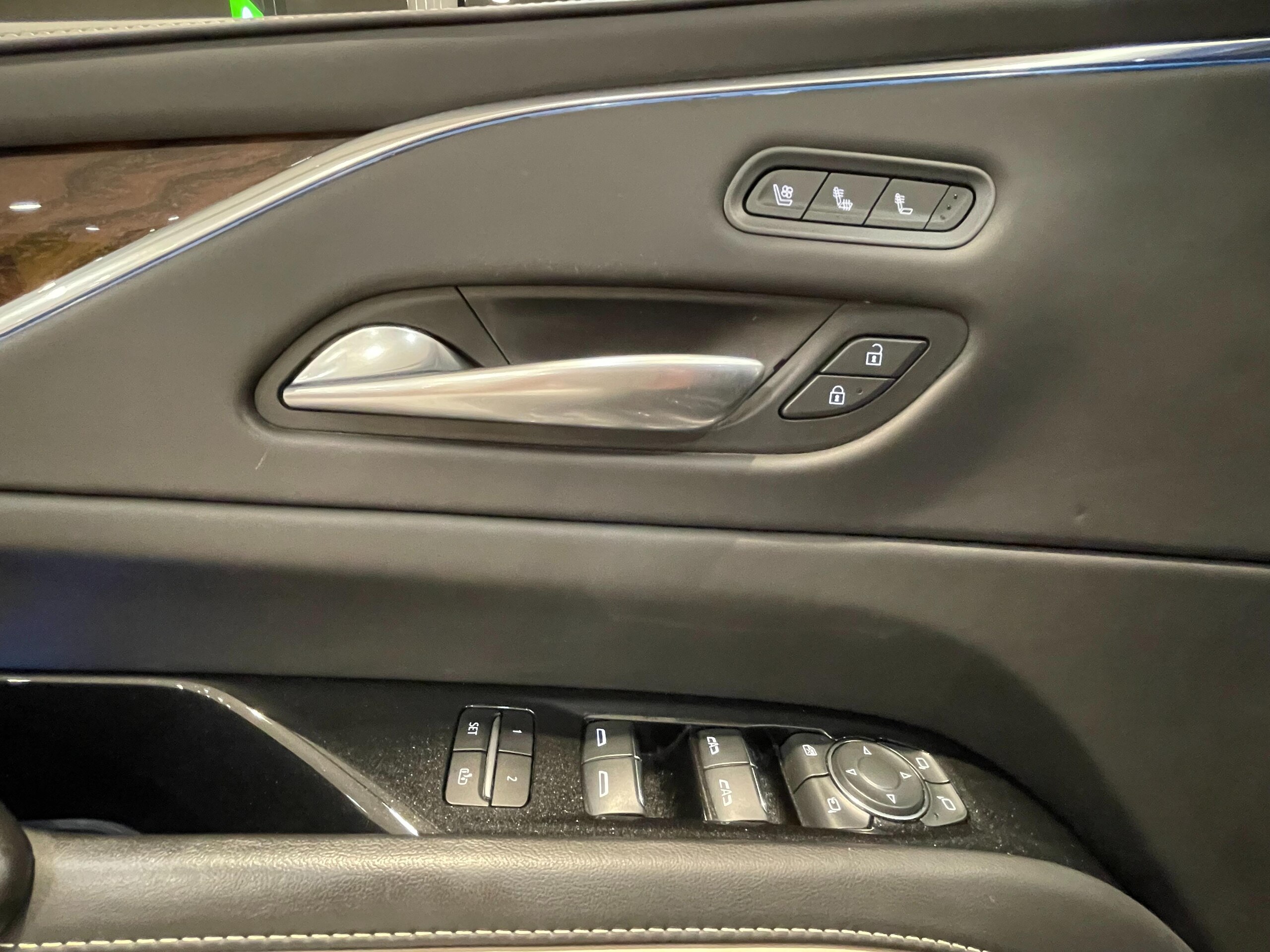 2022 Cadillac Escalade - キャデラック エスカレード スポーツ 4WD ナビ エアサス 衝突軽減ブレーキ パワーシート 4WD バックカメラ 本革シート LEDライト シートエアコン アラウンドビューモニター ガラスルーフ シートヒータ レーンキープ 禁煙