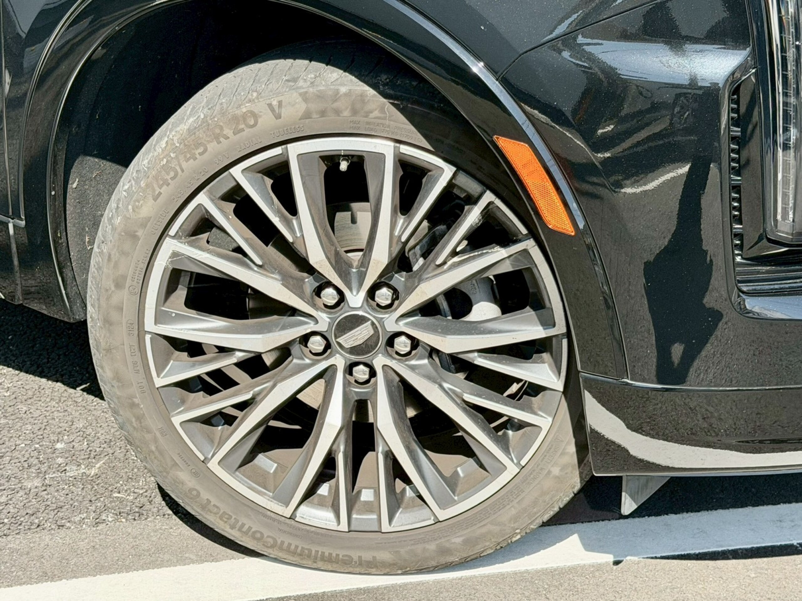 2025 Cadillac XT4 - キャデラック XT4 スポーツ 4WD キャデラック認定中古車 正規ディーラー車 33インチLEDディスプレイ AKG14スピーカー 230psDOHCターボ 全周囲カメラ カープレイ 衝突軽減ブレーキ レーンアシスト アダプティブクルーズ デジタルミラ