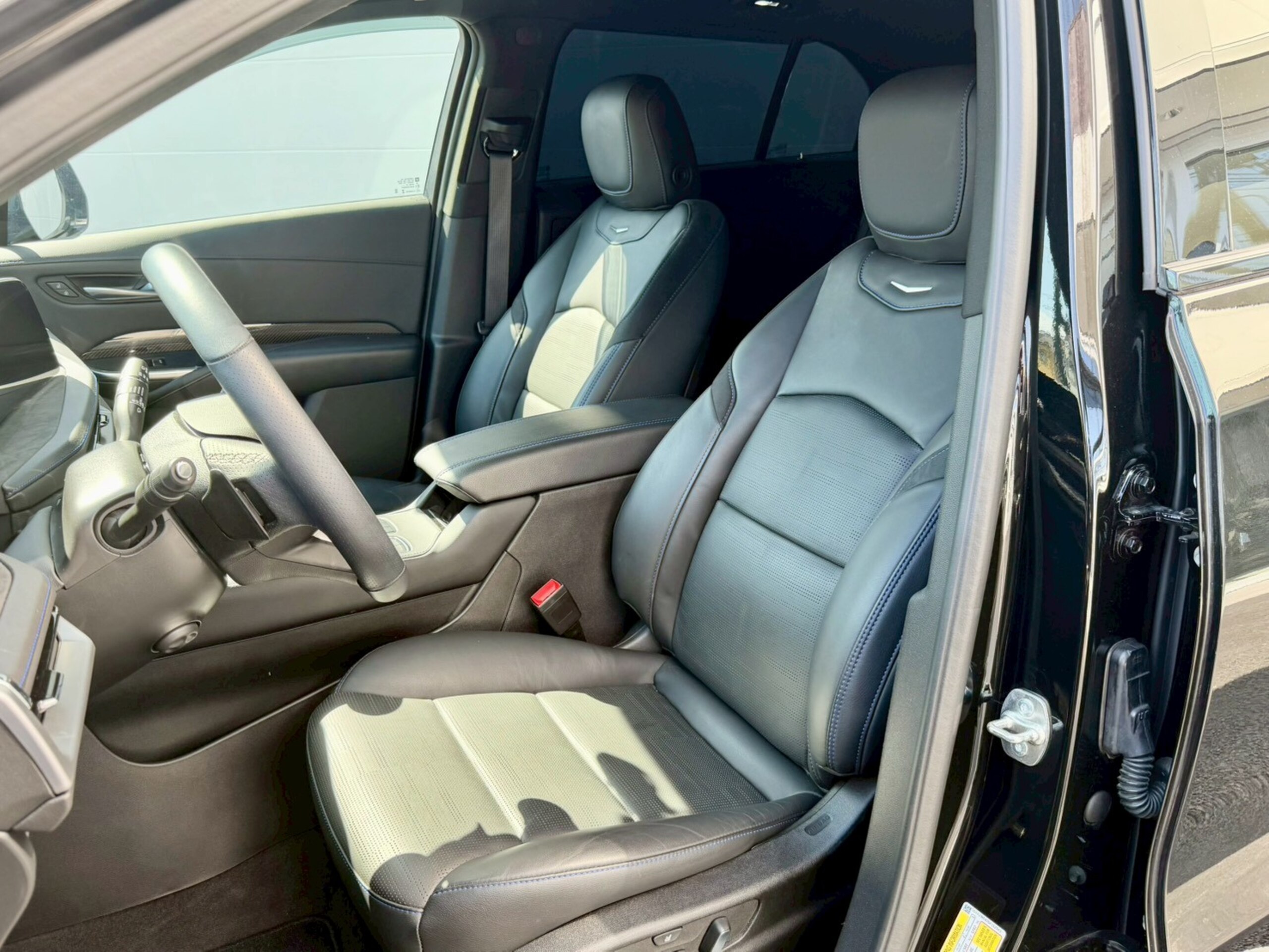 2025 Cadillac XT4 - キャデラック XT4 スポーツ 4WD キャデラック認定中古車 正規ディーラー車 33インチLEDディスプレイ AKG14スピーカー 230psDOHCターボ 全周囲カメラ カープレイ 衝突軽減ブレーキ レーンアシスト アダプティブクルーズ デジタルミラ
