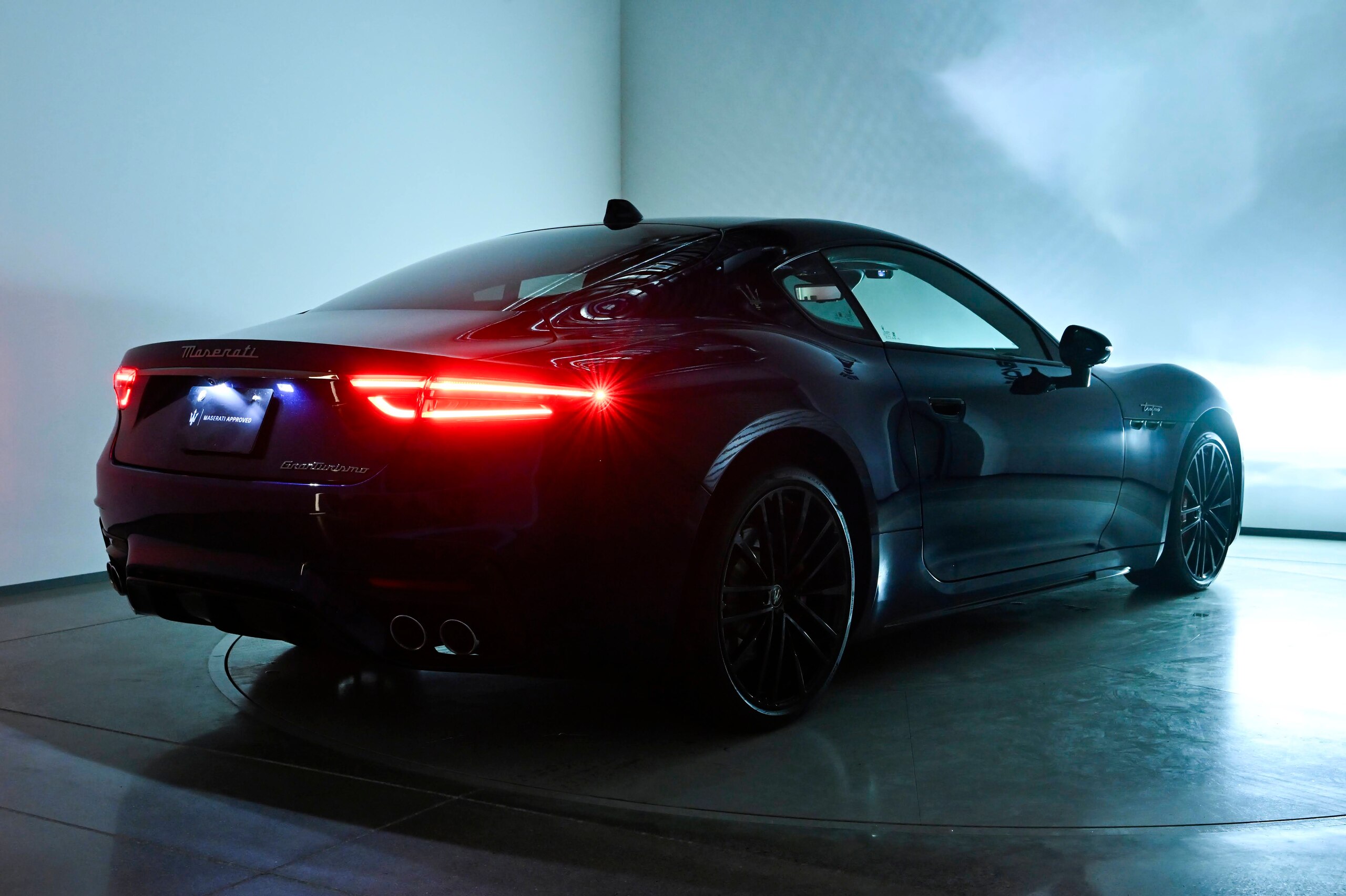 2023 Maserati GranTurismo - マセラティ グラントゥーリズモ トロフェオ エクステリアカラーブルーノビレ ヘッドレストトライデントステッチ カーボンインテリアトリム ソナスファベールサラウンドシステム ホワイトレザーシート 左ハンドル トロフェオ