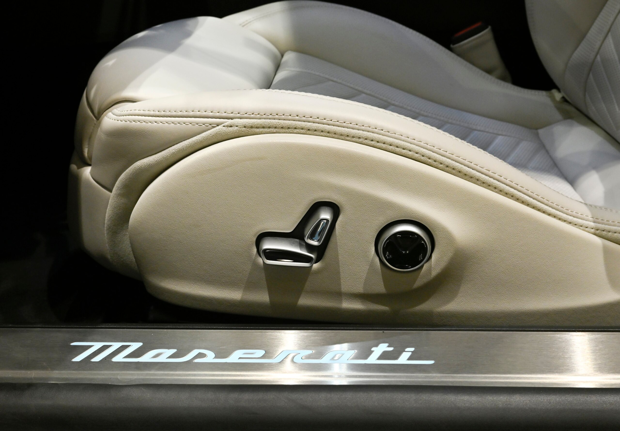2023 Maserati GranTurismo - マセラティ グラントゥーリズモ トロフェオ エクステリアカラーブルーノビレ ヘッドレストトライデントステッチ カーボンインテリアトリム ソナスファベールサラウンドシステム ホワイトレザーシート 左ハンドル トロフェオ