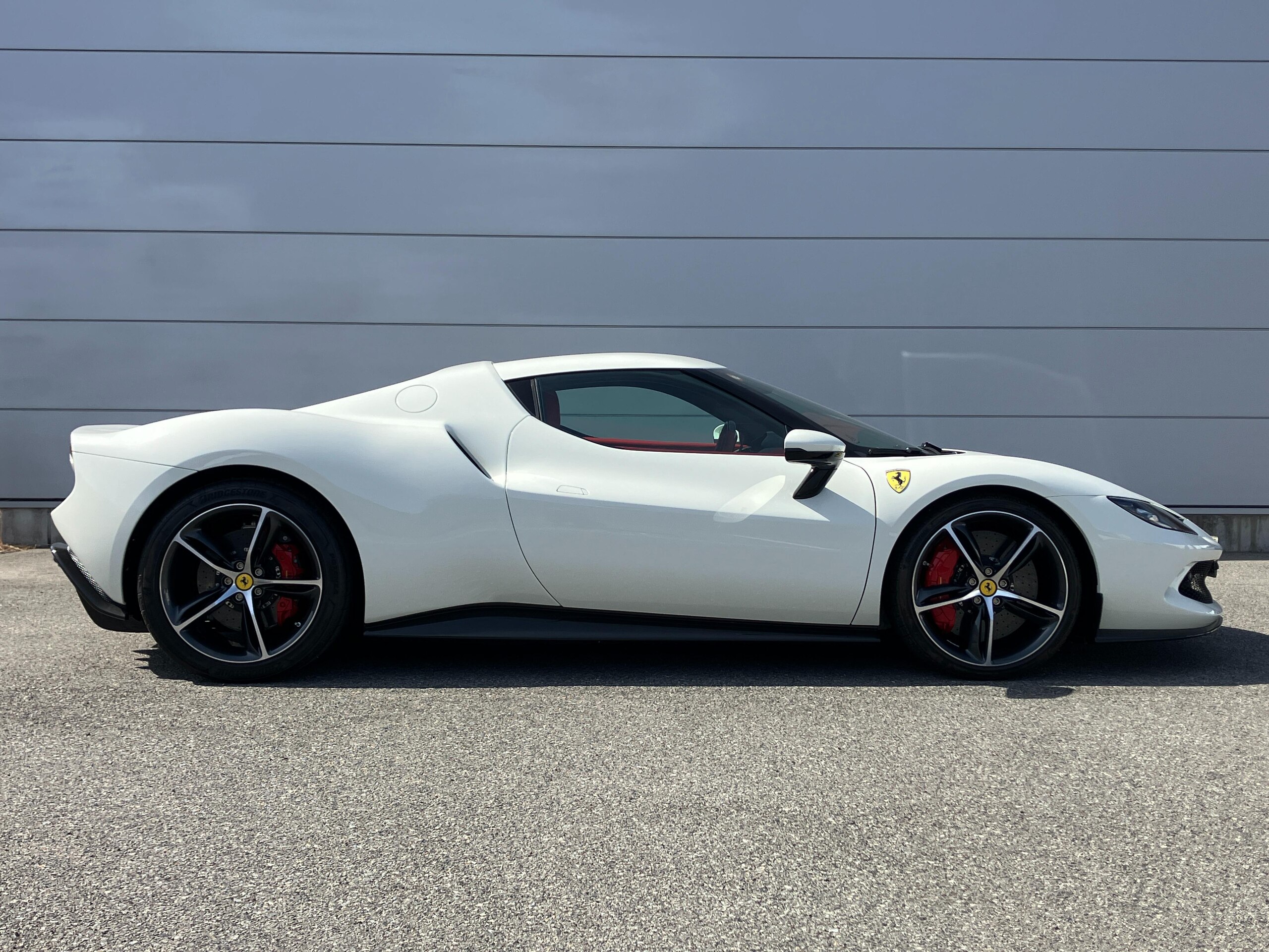 2025 Ferrari 296GTB - フェラーリ 296GTB F1 DCT 認定中古車 サスペンションリフター カーボンフロントスポイラー カーボンアウターシルカバー カーボンリアディフューザー カーボンステアリングホイール スペシャルデザインシート ダイアモンド鍛造ホイール