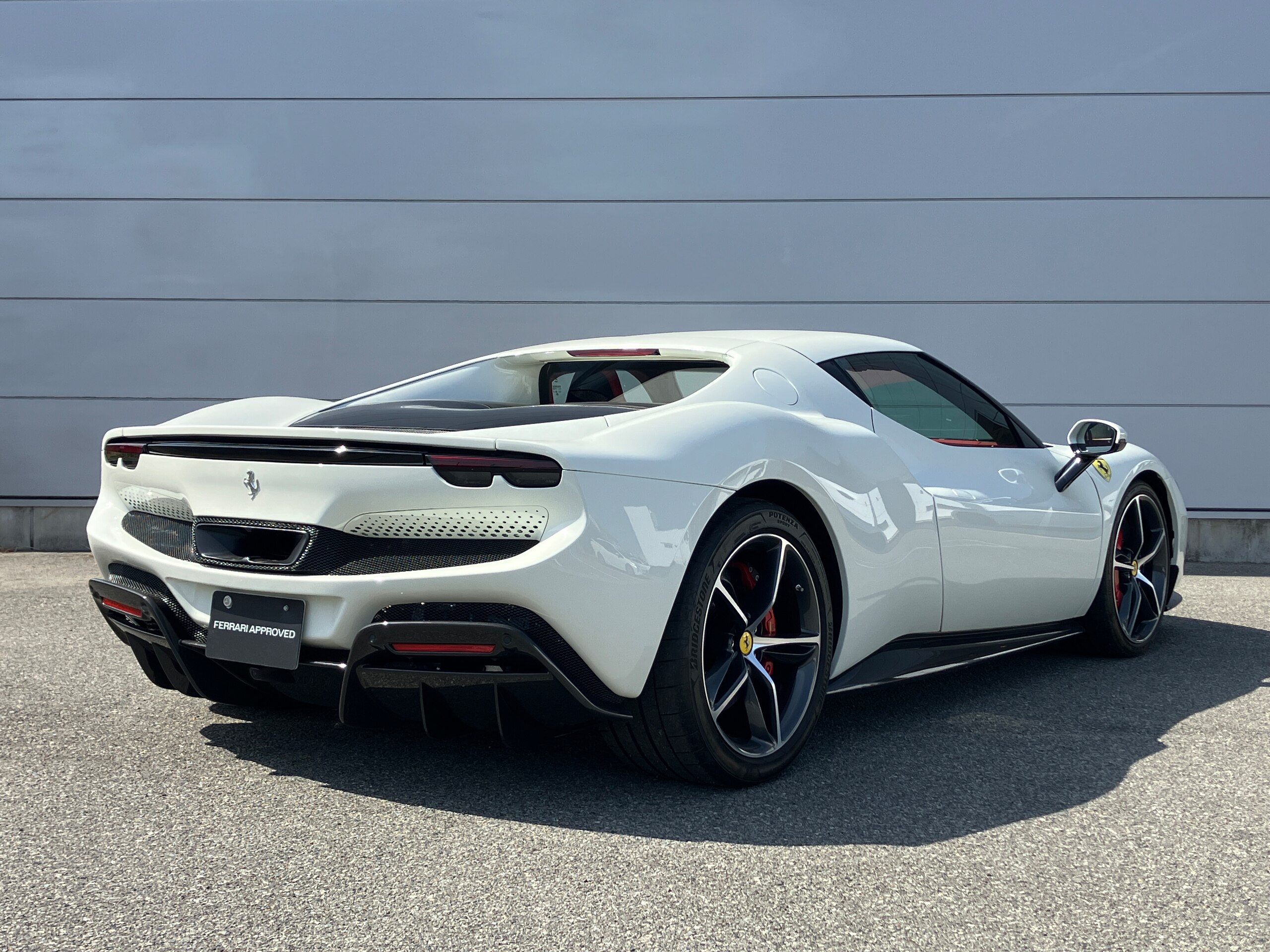 2025 Ferrari 296GTB - フェラーリ 296GTB F1 DCT 認定中古車 サスペンションリフター カーボンフロントスポイラー カーボンアウターシルカバー カーボンリアディフューザー カーボンステアリングホイール スペシャルデザインシート ダイアモンド鍛造ホイール