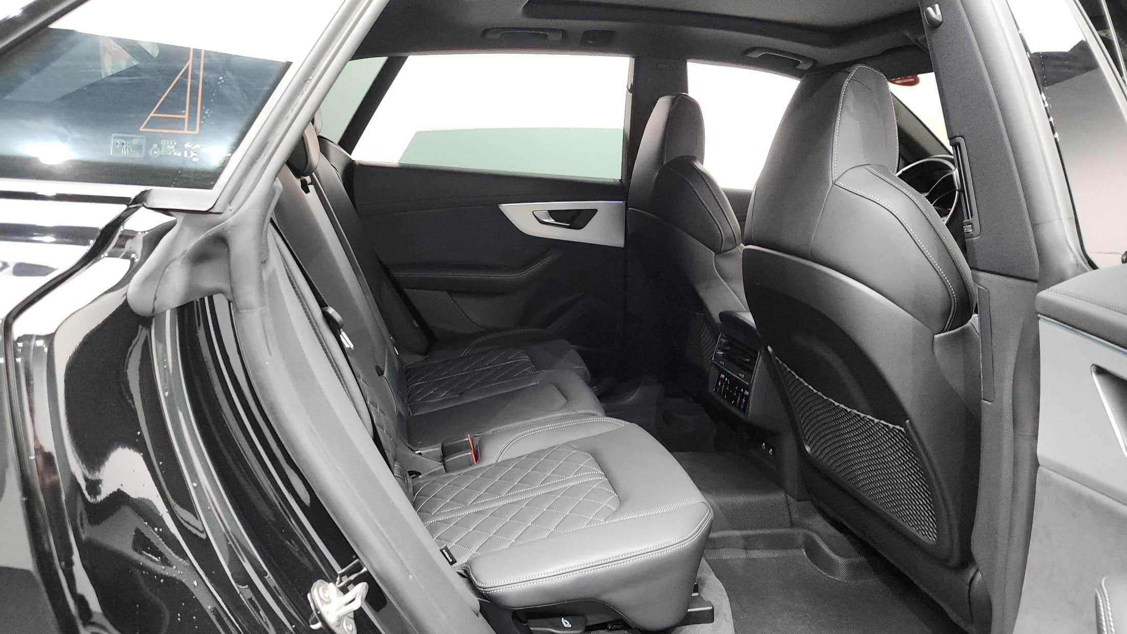 2025 AUDI Q8 55 TFSI Quattro Premium - 2025 アウディ Q8