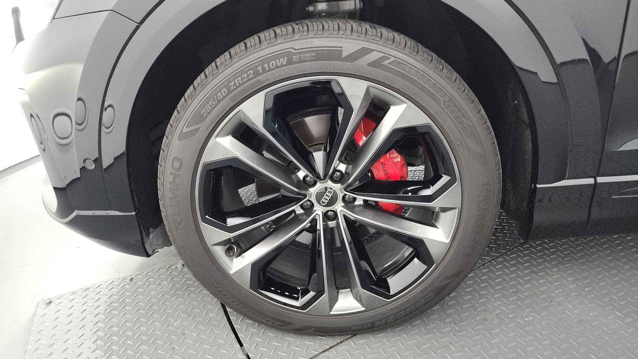 2025 AUDI Q8 55 TFSI Quattro Premium - 2025 アウディ Q8