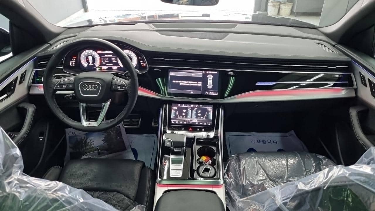 2023 AUDI Q8 55 TFSI Quattro Premium - 2023 アウディ Q8