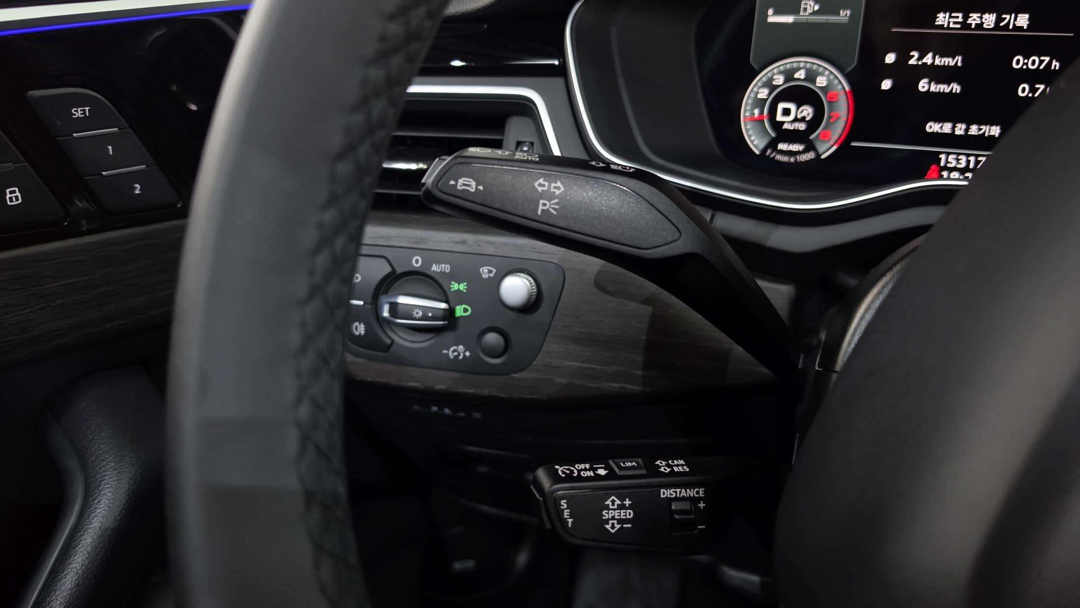 2023 AUDI A4 40 TFSI Premium - 2023 アウディ A4