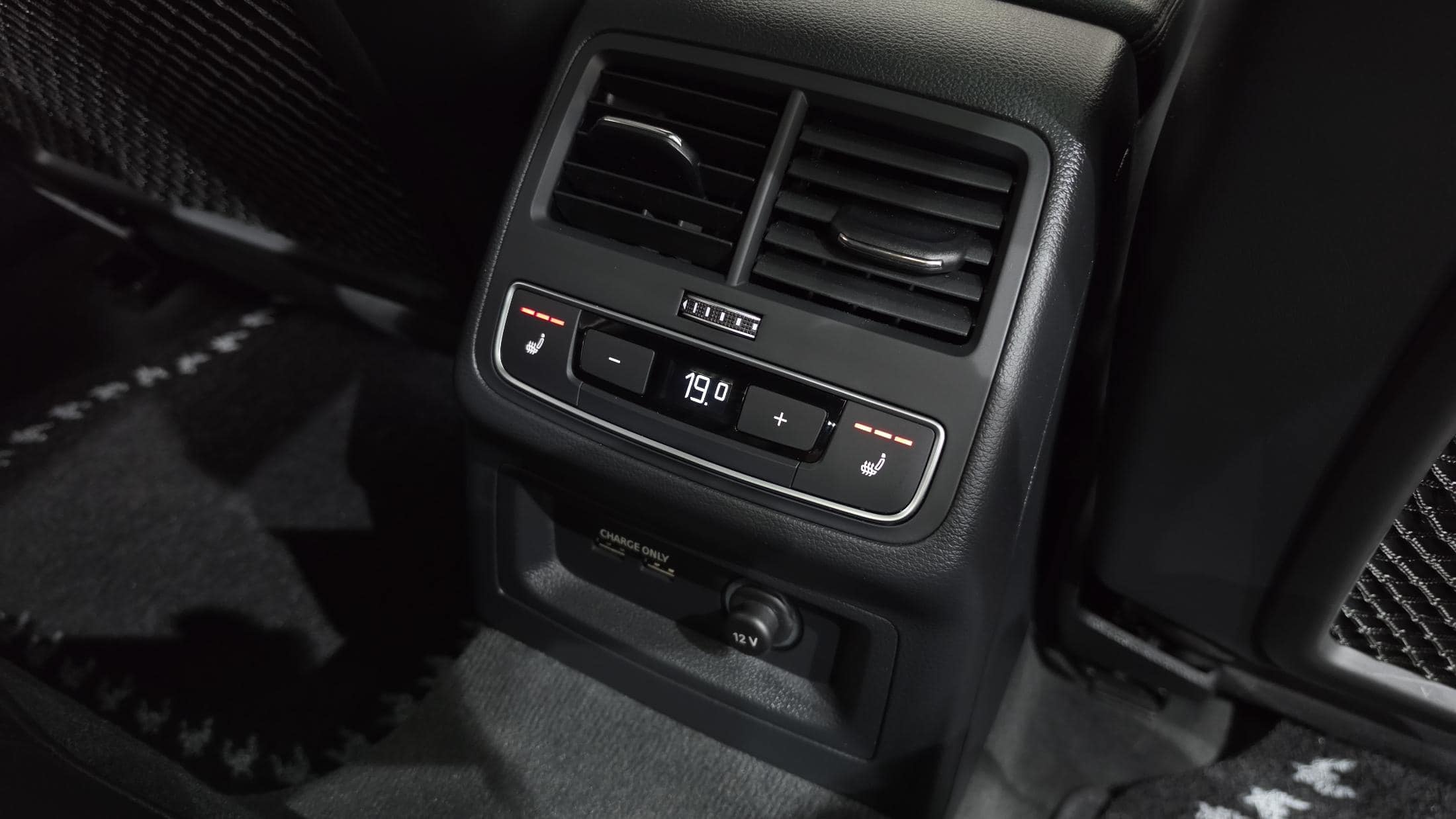 2023 AUDI A4 40 TFSI Premium - 2023 アウディ A4