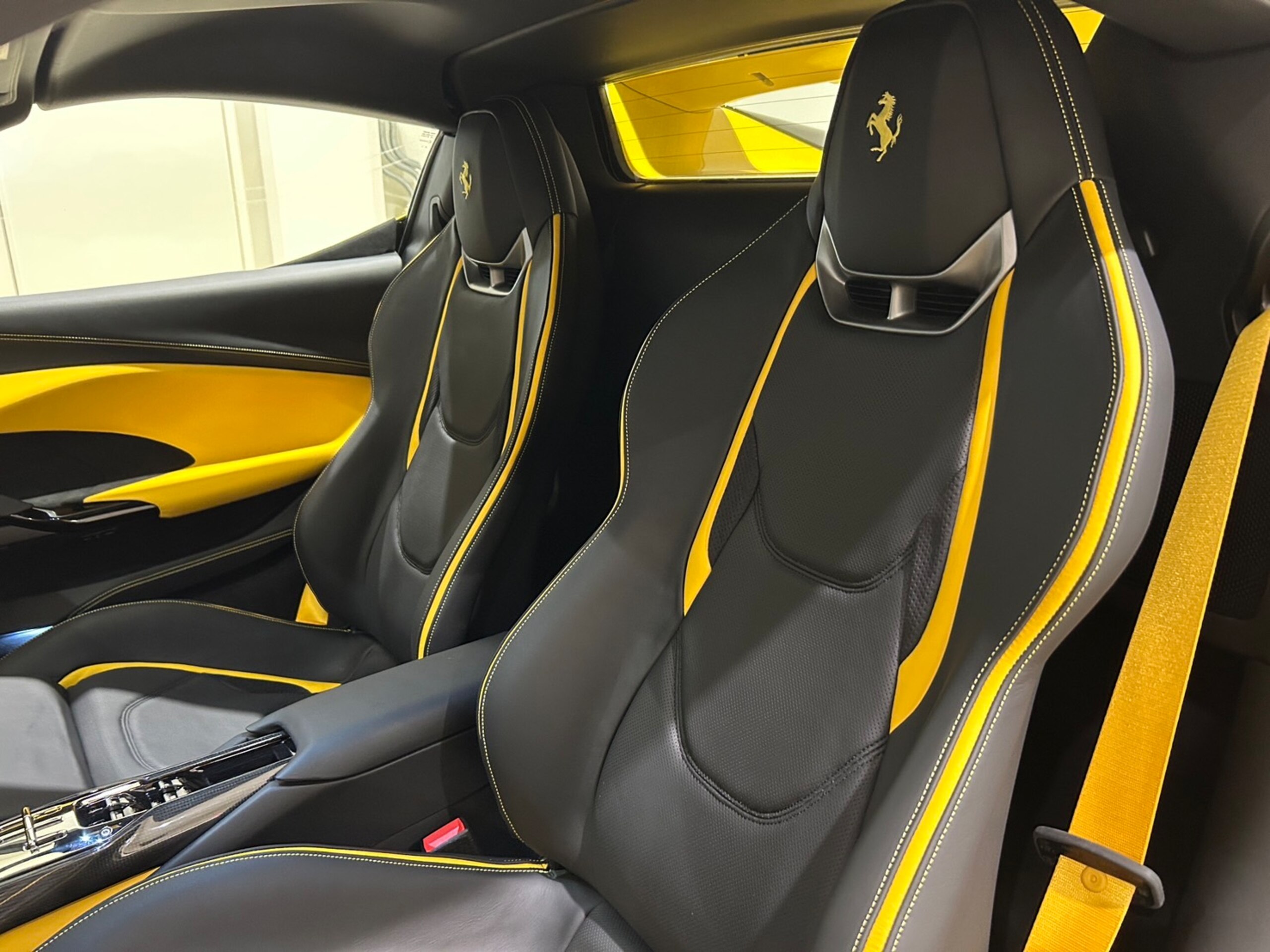 2024 Ferrari 296GTS - フェラーリ 296GTS F1 DCT 認定中古車 OP1952 外装スペシャルカラー サスペンションリフター カーボンステアリングホイール カーボンフロントスポイラー カーボンリアディフューザー カーボンアウターシルカバー バックレーダー