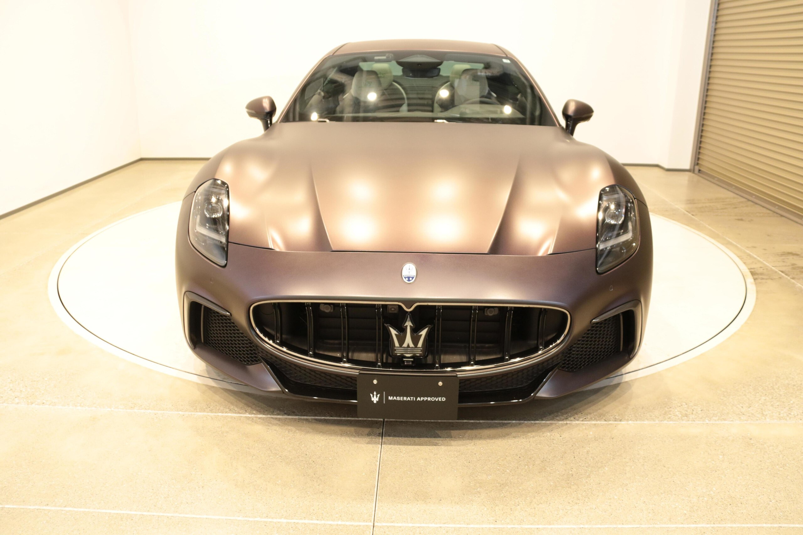 2025 Maserati GranTurismo - マセラティ グラントゥーリズモ 75th アニバーサリー エディション 4WD 内装ツートンカラーシート ソナス・ファベールサラウンドシステム 75thアニバーサリーエディション 特別限定カラー グリーンエンブレム ショールーム内展示