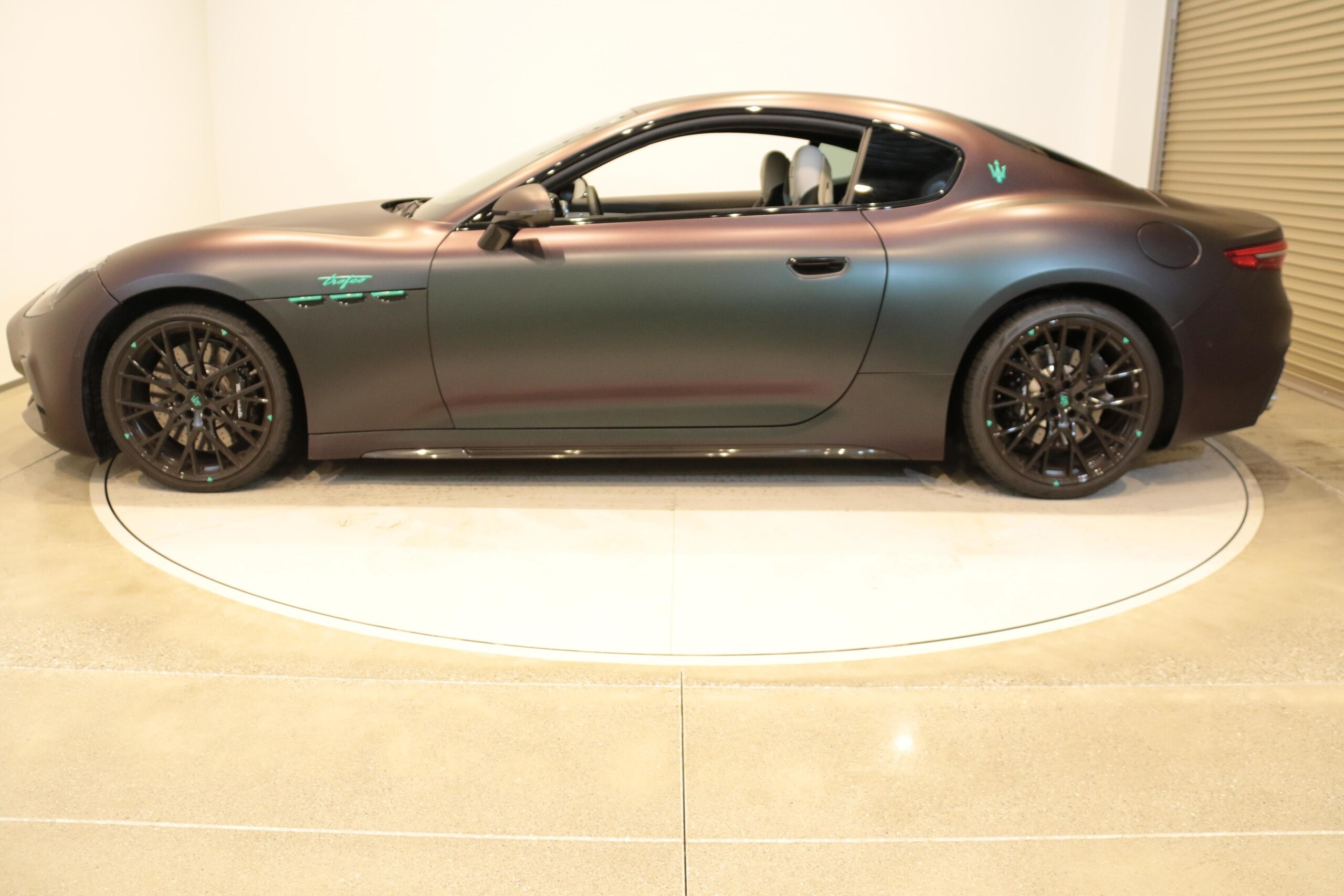 2025 Maserati GranTurismo - マセラティ グラントゥーリズモ 75th アニバーサリー エディション 4WD 内装ツートンカラーシート ソナス・ファベールサラウンドシステム 75thアニバーサリーエディション 特別限定カラー グリーンエンブレム ショールーム内展示
