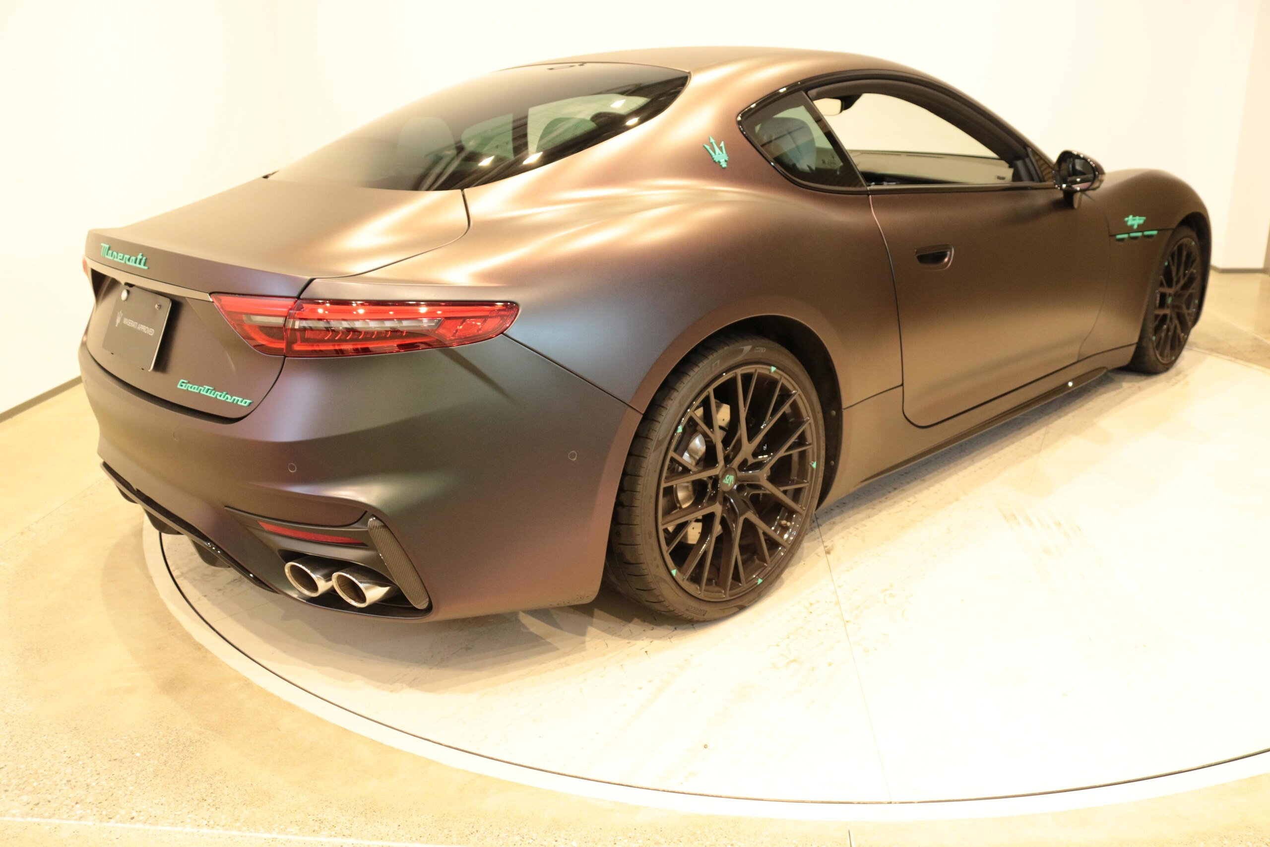 2025 Maserati GranTurismo - マセラティ グラントゥーリズモ 75th アニバーサリー エディション 4WD 内装ツートンカラーシート ソナス・ファベールサラウンドシステム 75thアニバーサリーエディション 特別限定カラー グリーンエンブレム ショールーム内展示