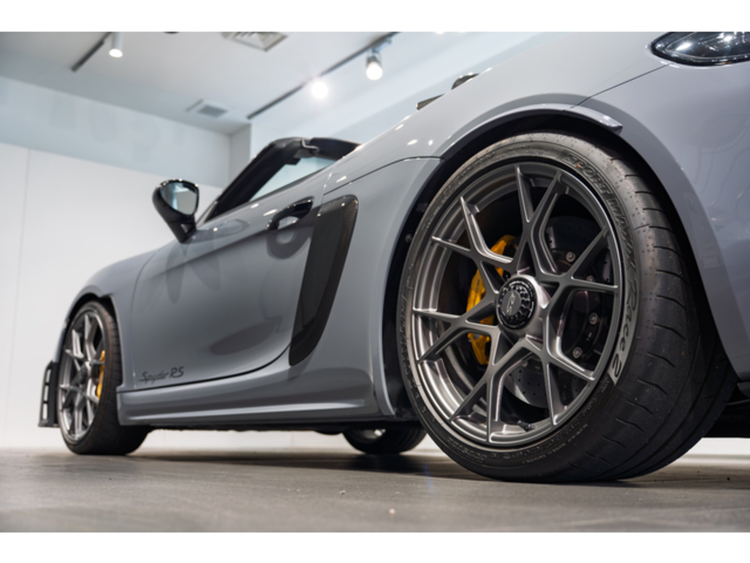 2025 Porsche 718Spider - ポルシェ 718スパイダー RS PDK ヴァイザッハパッケージ PCCB フロントリフト LEDヘッドライト スポーツクロノパッケージ スポーツエグゾーストシステム ライトデザインパッケージ レーシングイエローシートベルト