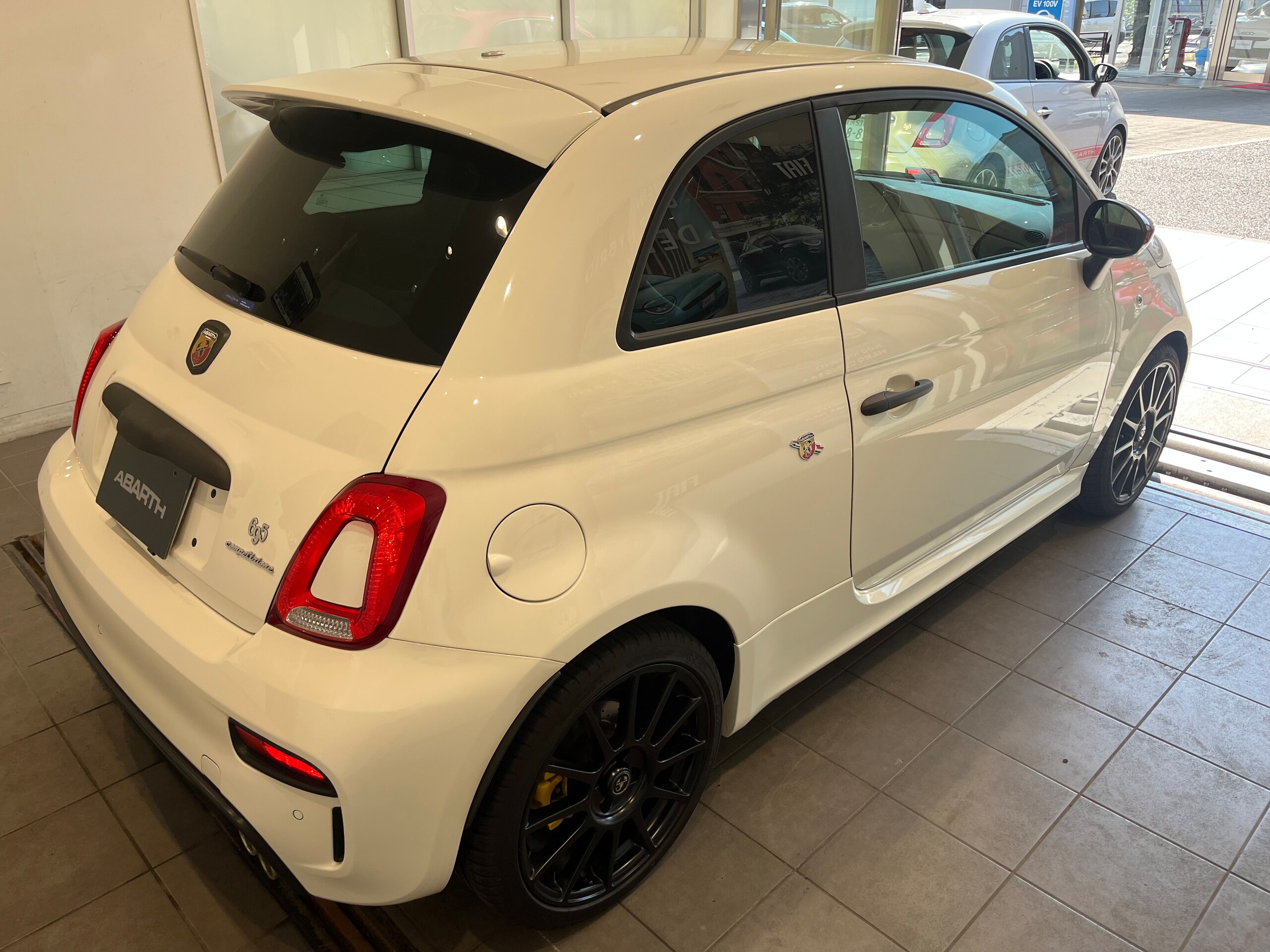 2024 Abarth 695 - アバルト 695 コンペティツィオーネ 弊社オーナー様下取り バックカメラ フルセグTV ドラレコ前後 ETC付き 左H サベルトバケットシート レコードモンツァマフラー ブレンボキャリパー AppleCarplay androidAuto