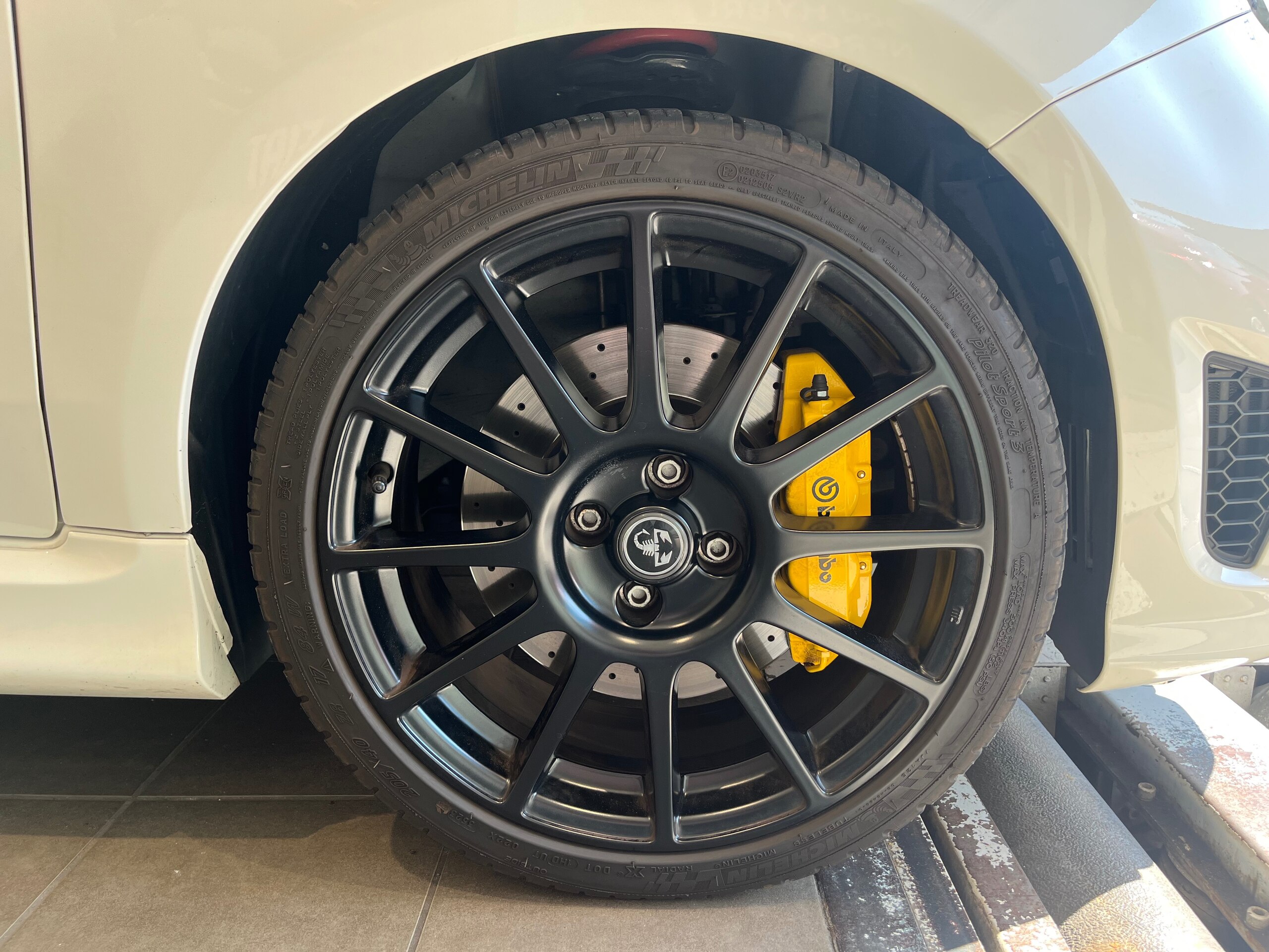 2024 Abarth 695 - アバルト 695 コンペティツィオーネ 弊社オーナー様下取り バックカメラ フルセグTV ドラレコ前後 ETC付き 左H サベルトバケットシート レコードモンツァマフラー ブレンボキャリパー AppleCarplay androidAuto