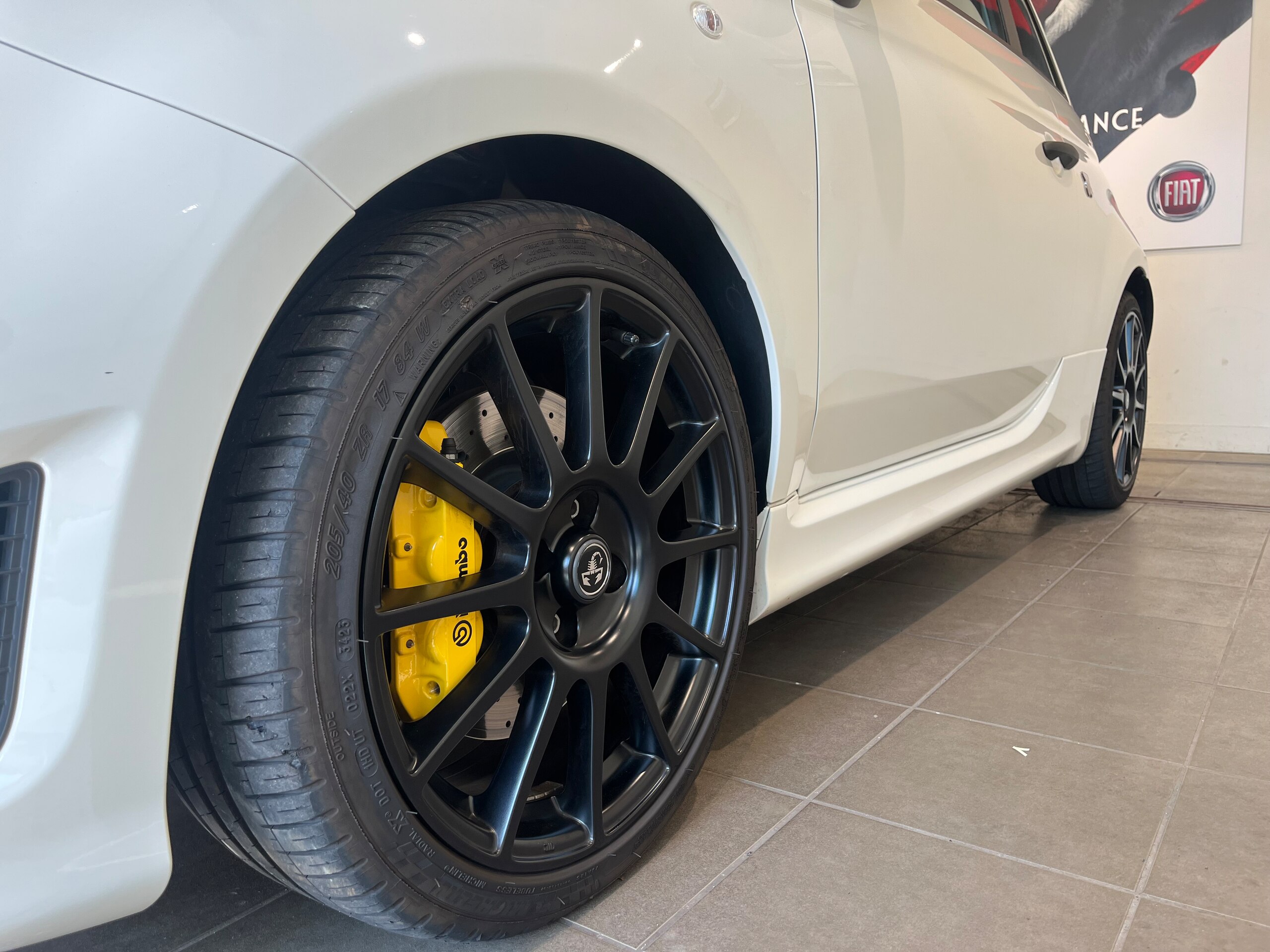 2024 Abarth 695 - アバルト 695 コンペティツィオーネ 弊社オーナー様下取り バックカメラ フルセグTV ドラレコ前後 ETC付き 左H サベルトバケットシート レコードモンツァマフラー ブレンボキャリパー AppleCarplay androidAuto