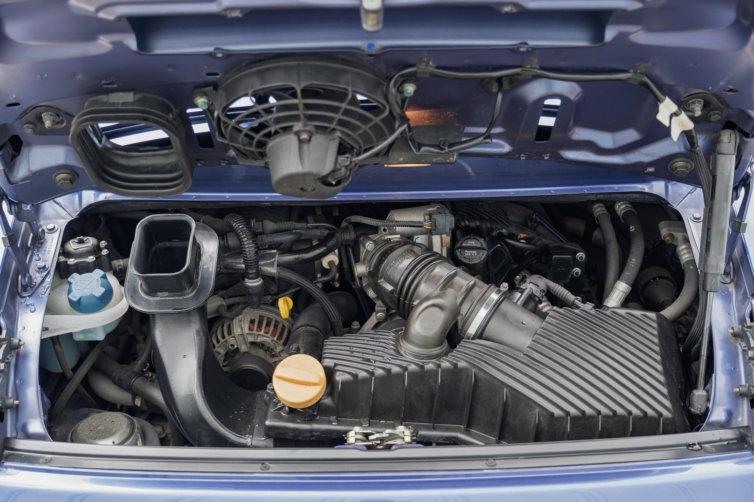 2000 Porsche 911 - ポルシェ 911 カレラ 6速マニュアル 左ハンドル ブラックレザーシート アルカンターラルーフライナー カレラリアスポイラー ETC PSM オートエアコン キセノンヘッドライト カラークレストキャップ ターボルック18インチAW 2年保証