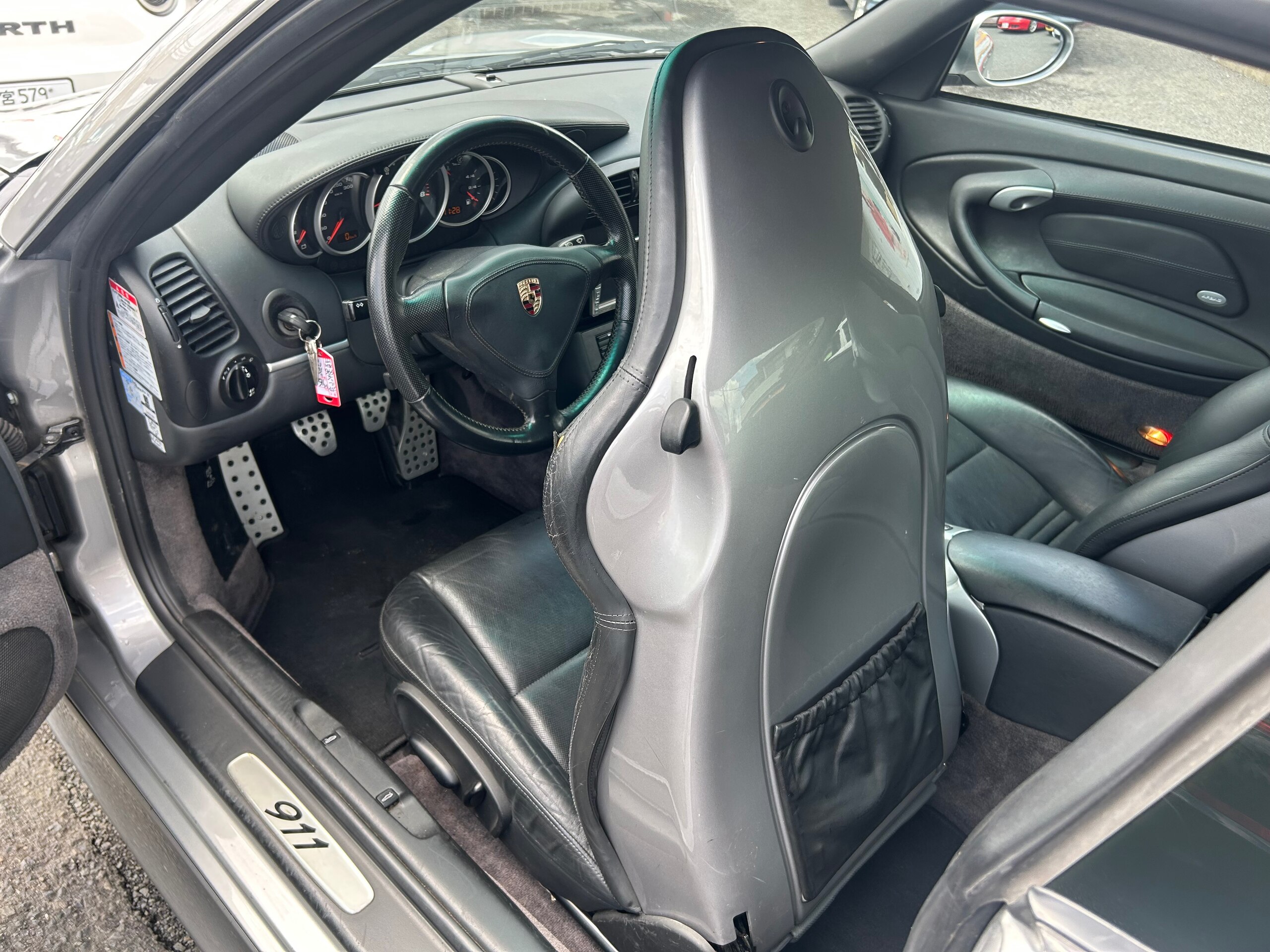 2004 Porsche 911 - ポルシェ 911 カレラ 40thアニバーサリーエディション 左H 6MT サンルーフ シートヒーター 専用Fバンパー サイドスカート ポリッシュホイール GTシルバーメタリック スポーツシート