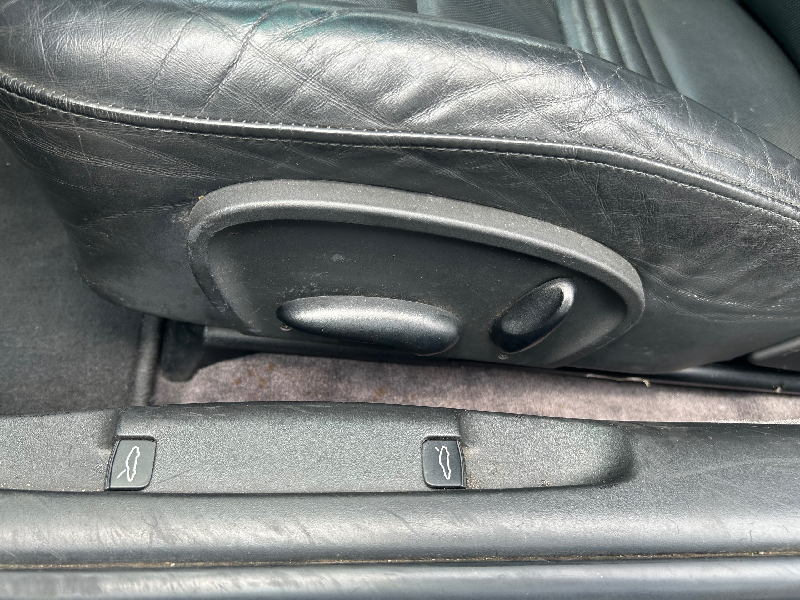 2004 Porsche 911 - ポルシェ 911 カレラ 40thアニバーサリーエディション 左H 6MT サンルーフ シートヒーター 専用Fバンパー サイドスカート ポリッシュホイール GTシルバーメタリック スポーツシート