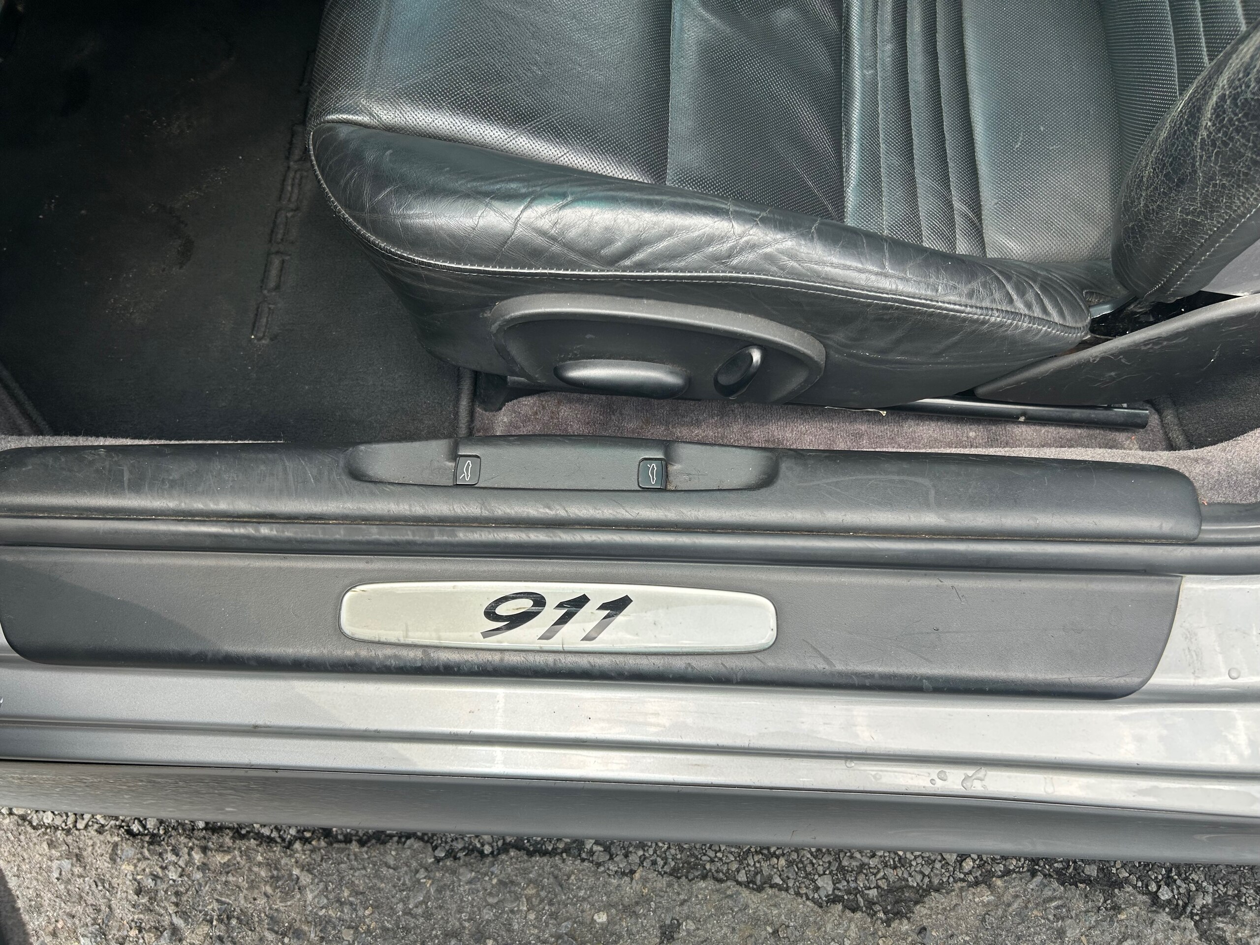 2004 Porsche 911 - ポルシェ 911 カレラ 40thアニバーサリーエディション 左H 6MT サンルーフ シートヒーター 専用Fバンパー サイドスカート ポリッシュホイール GTシルバーメタリック スポーツシート