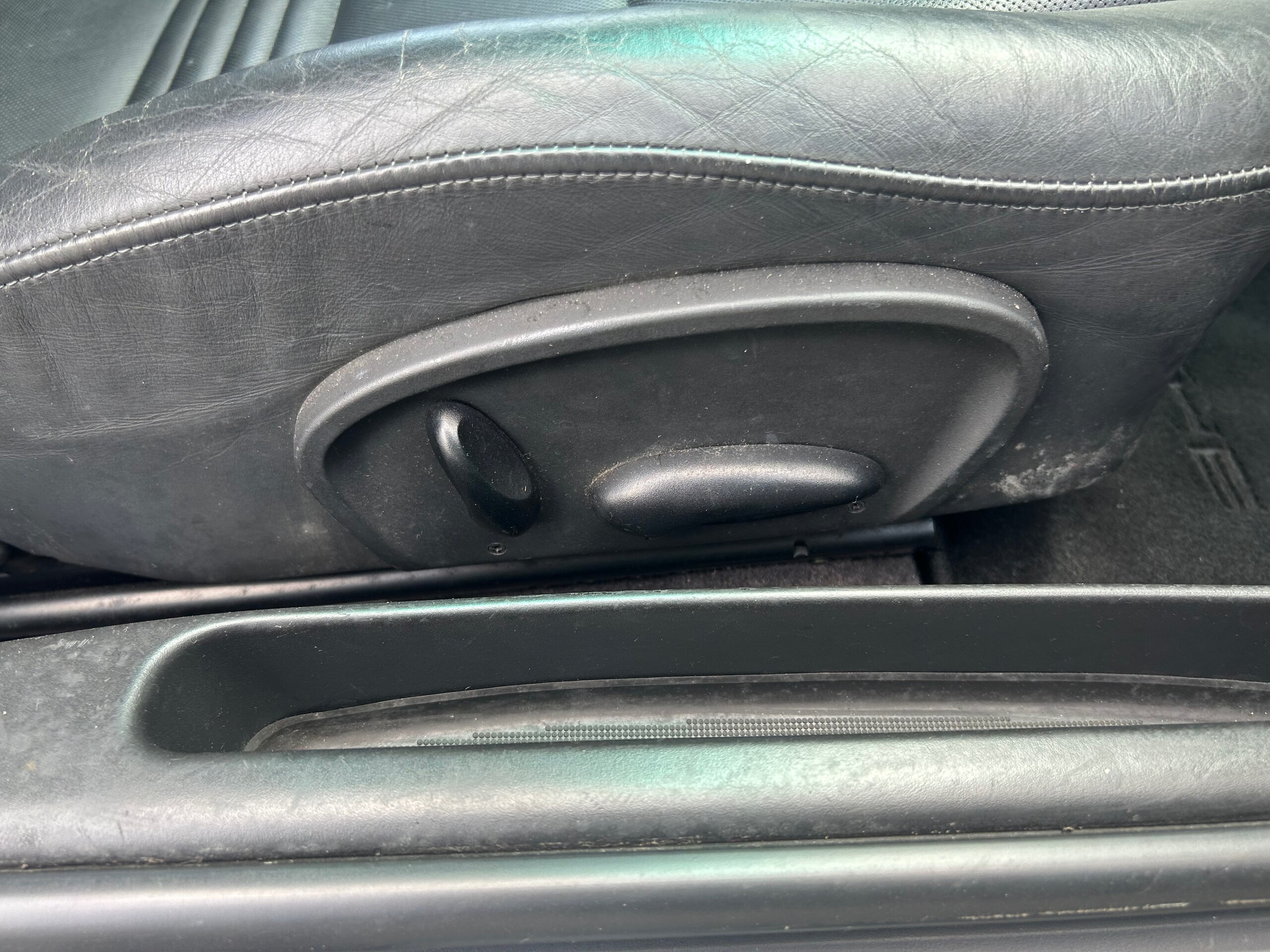 2004 Porsche 911 - ポルシェ 911 カレラ 40thアニバーサリーエディション 左H 6MT サンルーフ シートヒーター 専用Fバンパー サイドスカート ポリッシュホイール GTシルバーメタリック スポーツシート