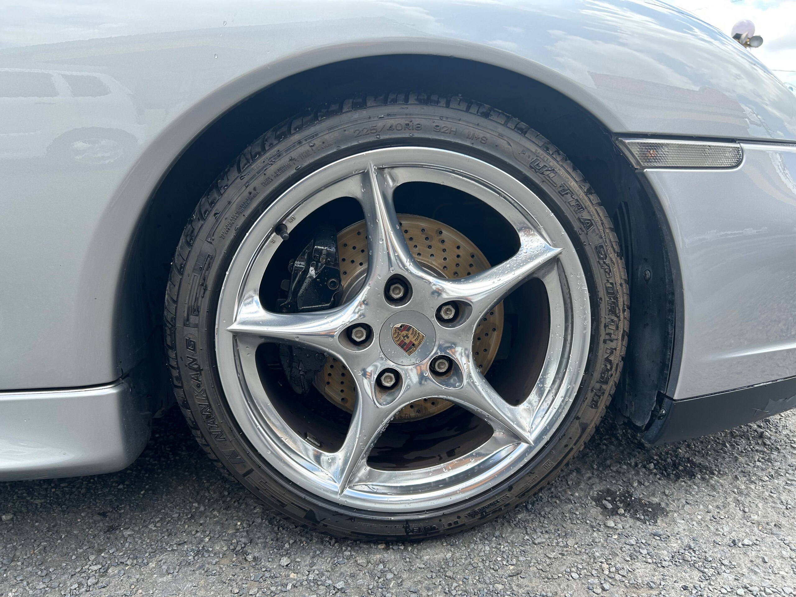 2004 Porsche 911 - ポルシェ 911 カレラ 40thアニバーサリーエディション 左H 6MT サンルーフ シートヒーター 専用Fバンパー サイドスカート ポリッシュホイール GTシルバーメタリック スポーツシート
