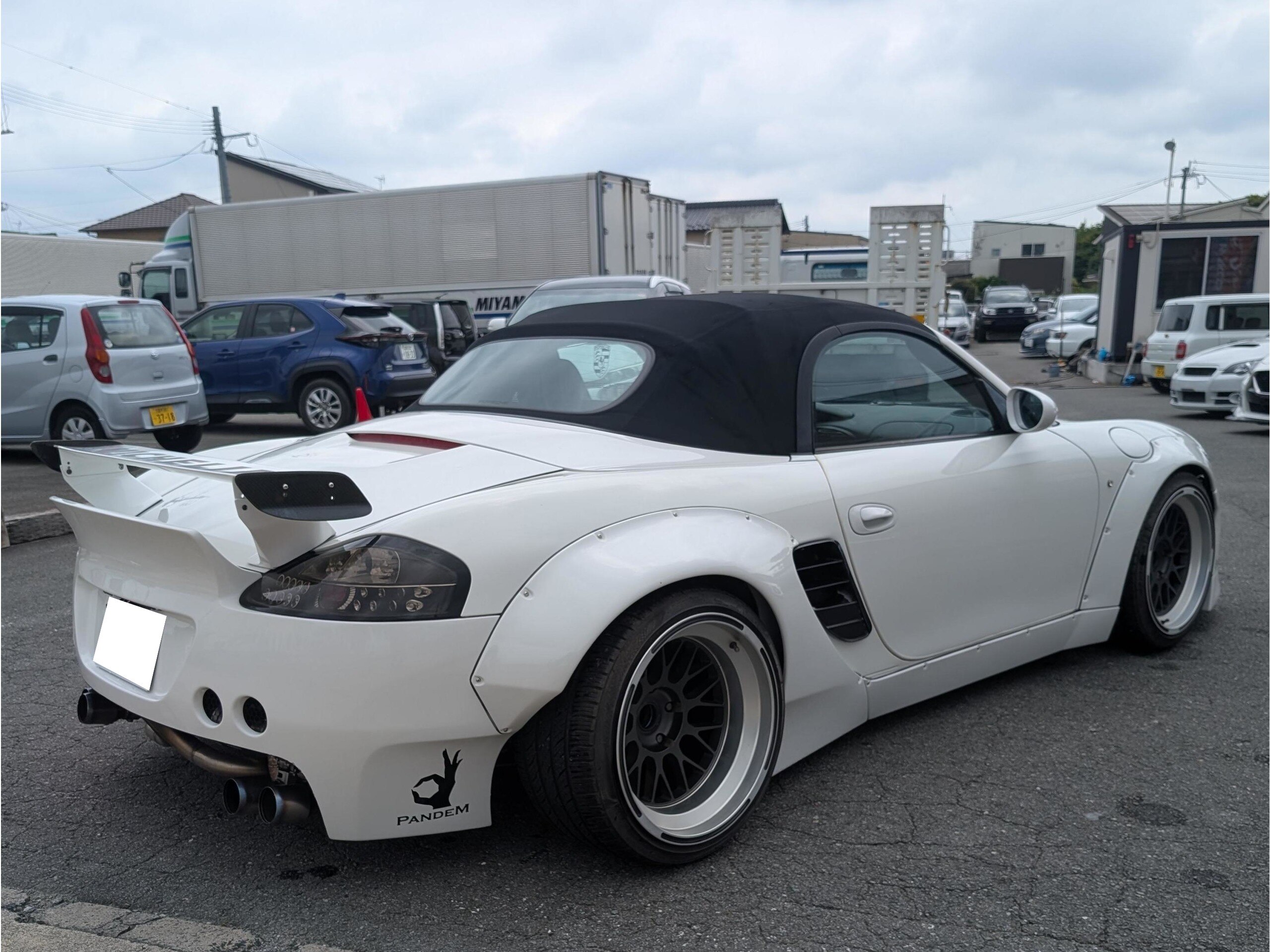 2002 Porsche Boxster - ポルシェ ボクスター 2.7 PANDEMワイドボディキット公認車両 左ハンドル 5MT ワンオフ4本出しマフラー 社外車高調 PANDEM製アルミ 可変バルブ切替 車検2年渡し