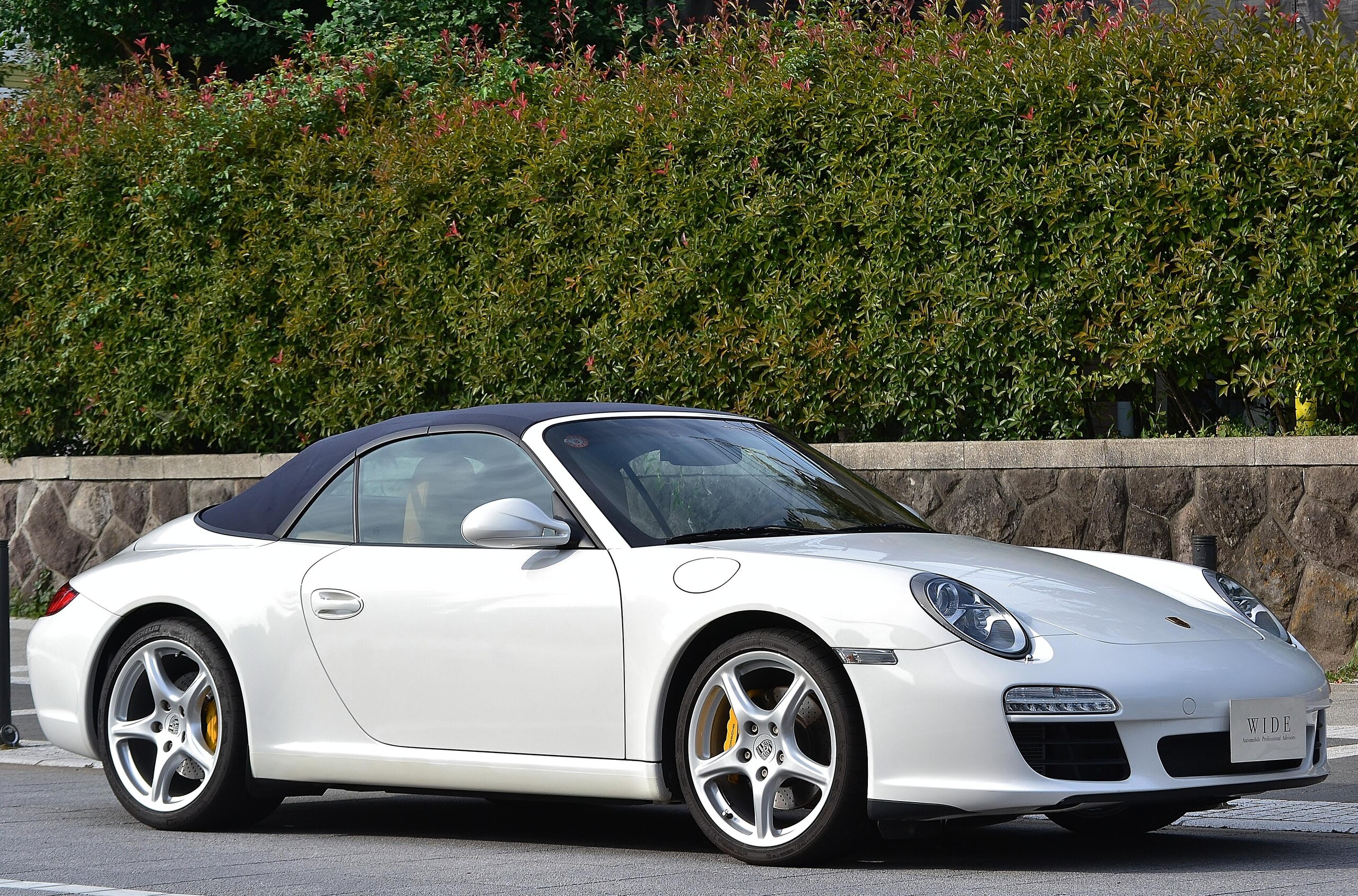 2010 Porsche 911 Cabriolet - ポルシェ 911カブリオレ カレラ PDK D車 左ハンドル スポーツクロノパッケージ ベージュレザーシート シートヒーター キセノンヘッドライト 18インチアルミホイール イエローキャリパー 保証書・取扱説明書・スペアキー・記録簿
