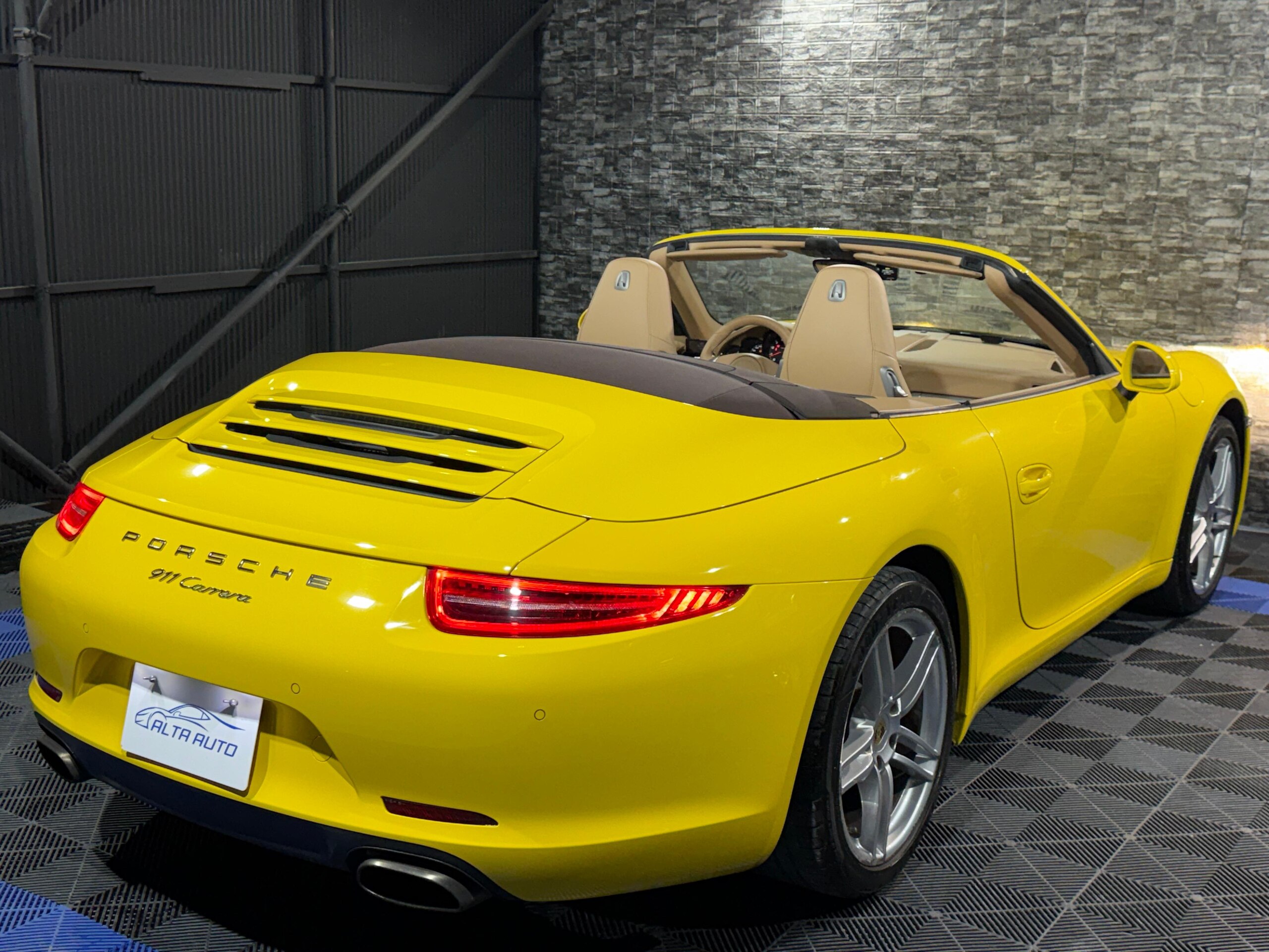 2015 Porsche 911 Cabriolet - ポルシェ 911カブリオレ カレラ PDK 7速AT/レザーインテリア ルクソールベージュ/シートヒーター/純正19インチAW/電動可倒ミラー/ドラレコ/ETC/スモーカーパッケージ