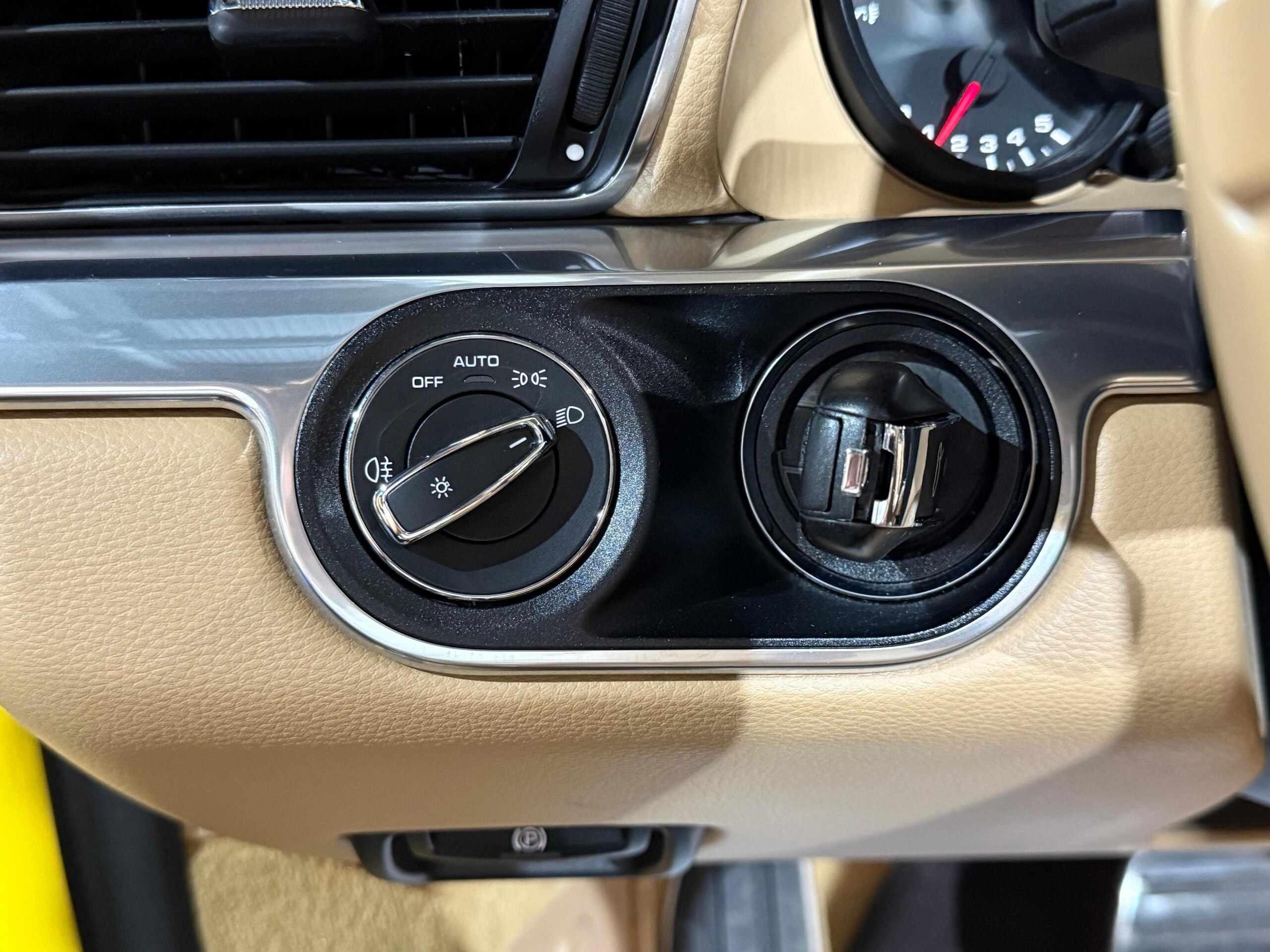 2015 Porsche 911 Cabriolet - ポルシェ 911カブリオレ カレラ PDK 7速AT/レザーインテリア ルクソールベージュ/シートヒーター/純正19インチAW/電動可倒ミラー/ドラレコ/ETC/スモーカーパッケージ