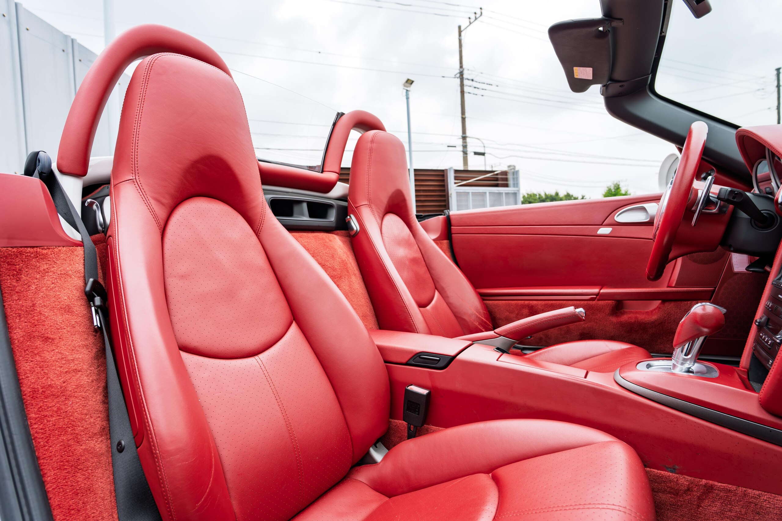 2011 Porsche Boxster - ポルシェ ボクスター 2.9 PDK カレラレッドレザーインテリア シートヒーター スポーツデザインステア BOSEサウンド オートエアコン BBS製19AW ボディ同色ロールオーバーバー ダウンサス サイドデカール 社外LEDテールライト 2年保証