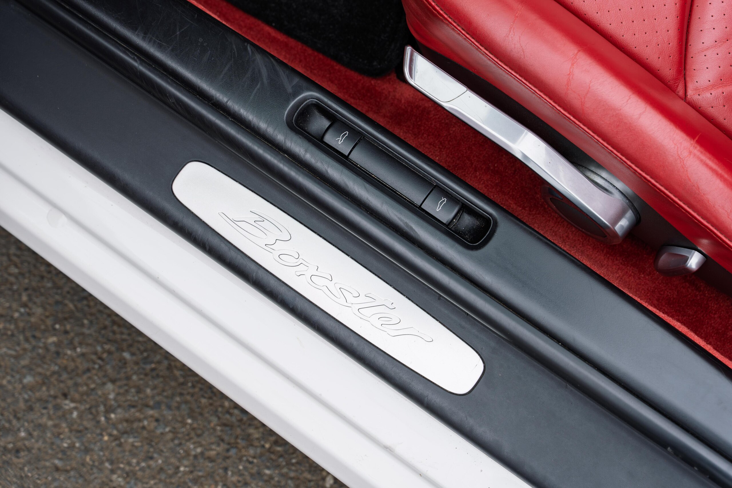 2011 Porsche Boxster - ポルシェ ボクスター 2.9 PDK カレラレッドレザーインテリア シートヒーター スポーツデザインステア BOSEサウンド オートエアコン BBS製19AW ボディ同色ロールオーバーバー ダウンサス サイドデカール 社外LEDテールライト 2年保証
