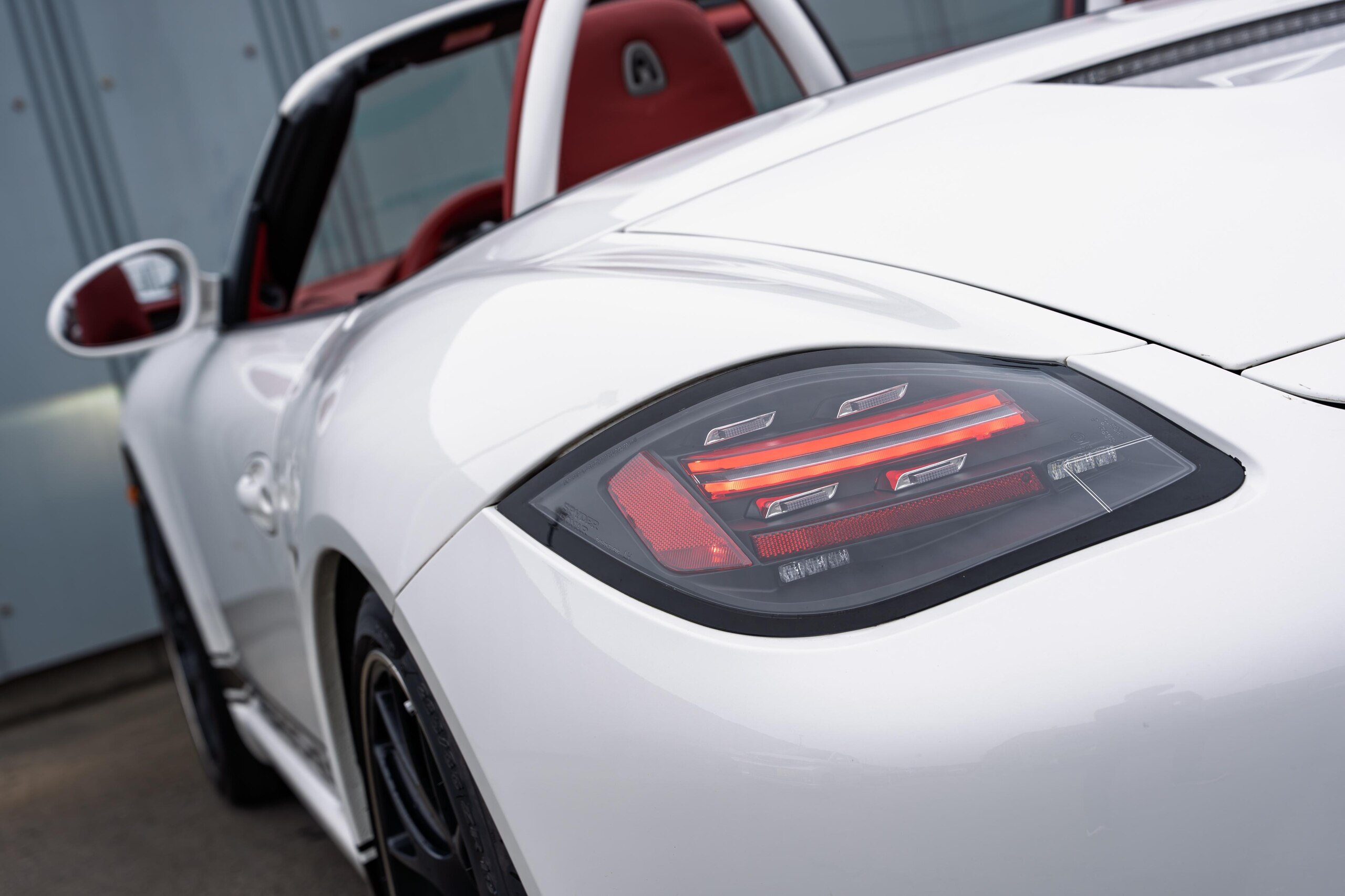 2011 Porsche Boxster - ポルシェ ボクスター 2.9 PDK カレラレッドレザーインテリア シートヒーター スポーツデザインステア BOSEサウンド オートエアコン BBS製19AW ボディ同色ロールオーバーバー ダウンサス サイドデカール 社外LEDテールライト 2年保証
