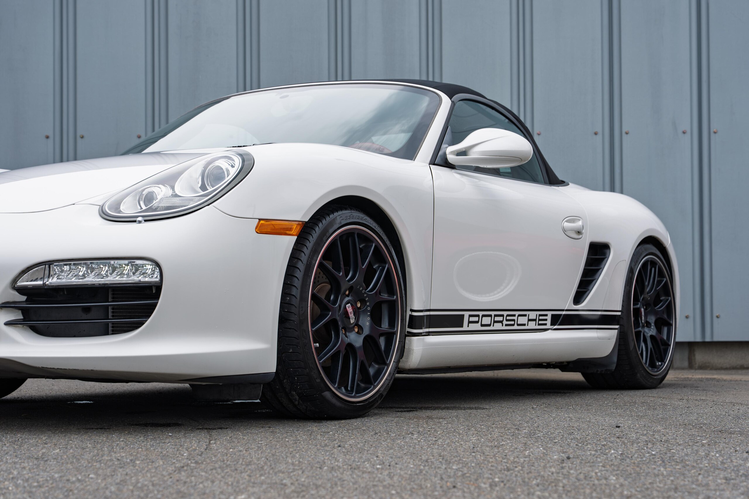 2011 Porsche Boxster - ポルシェ ボクスター 2.9 PDK カレラレッドレザーインテリア シートヒーター スポーツデザインステア BOSEサウンド オートエアコン BBS製19AW ボディ同色ロールオーバーバー ダウンサス サイドデカール 社外LEDテールライト 2年保証