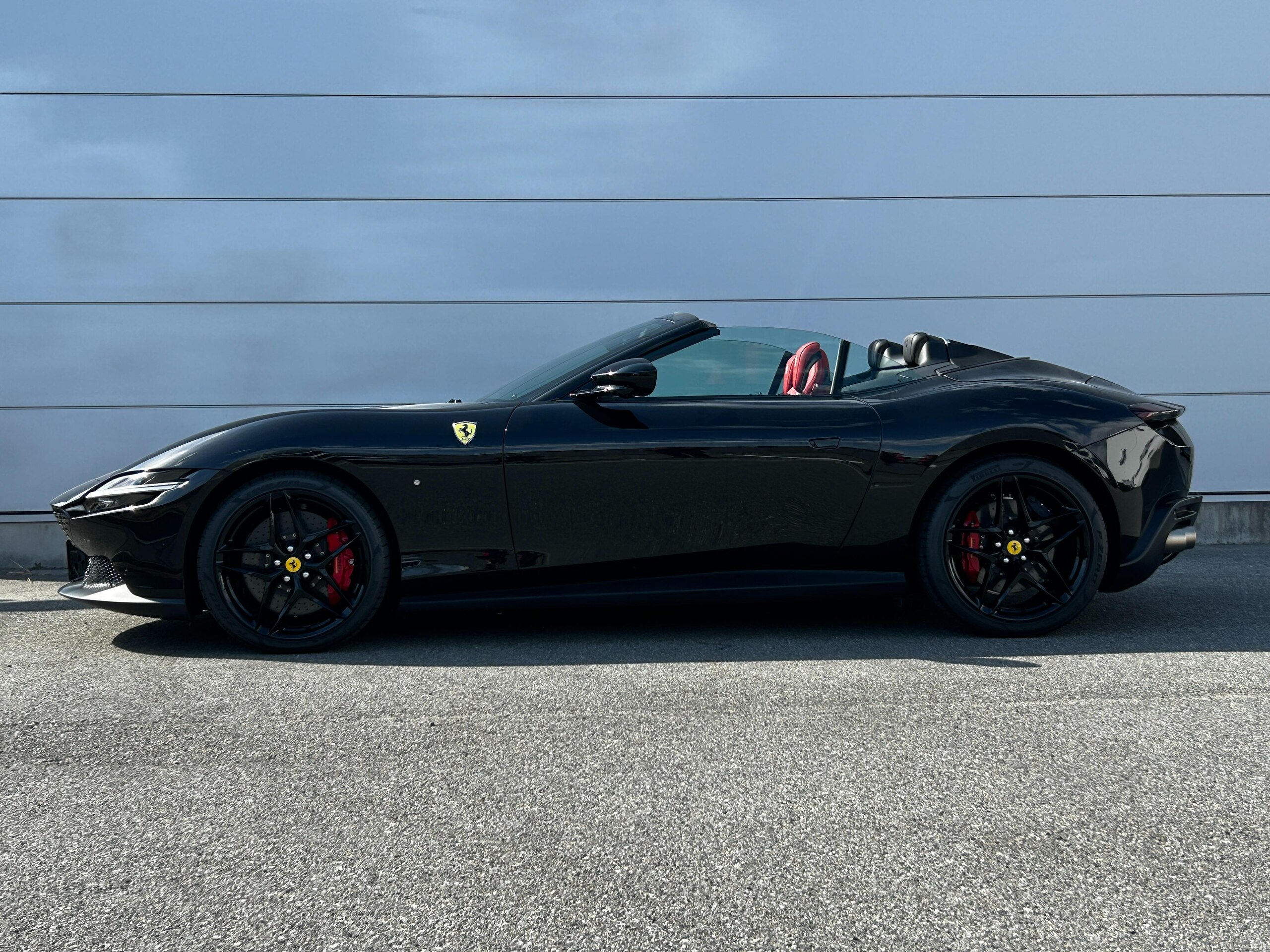 2025 Ferrari RomaSpider - フェラーリ ローマスパイダー F1 DCT 認定中古車 OP1314 ADAS サラウンドビューシステム パッセンジャーディスプレイ スペシャルレザーインテリア カーボンステアリングホイール カー―ボンダッシュボードインサート カーボンリアブートトリム