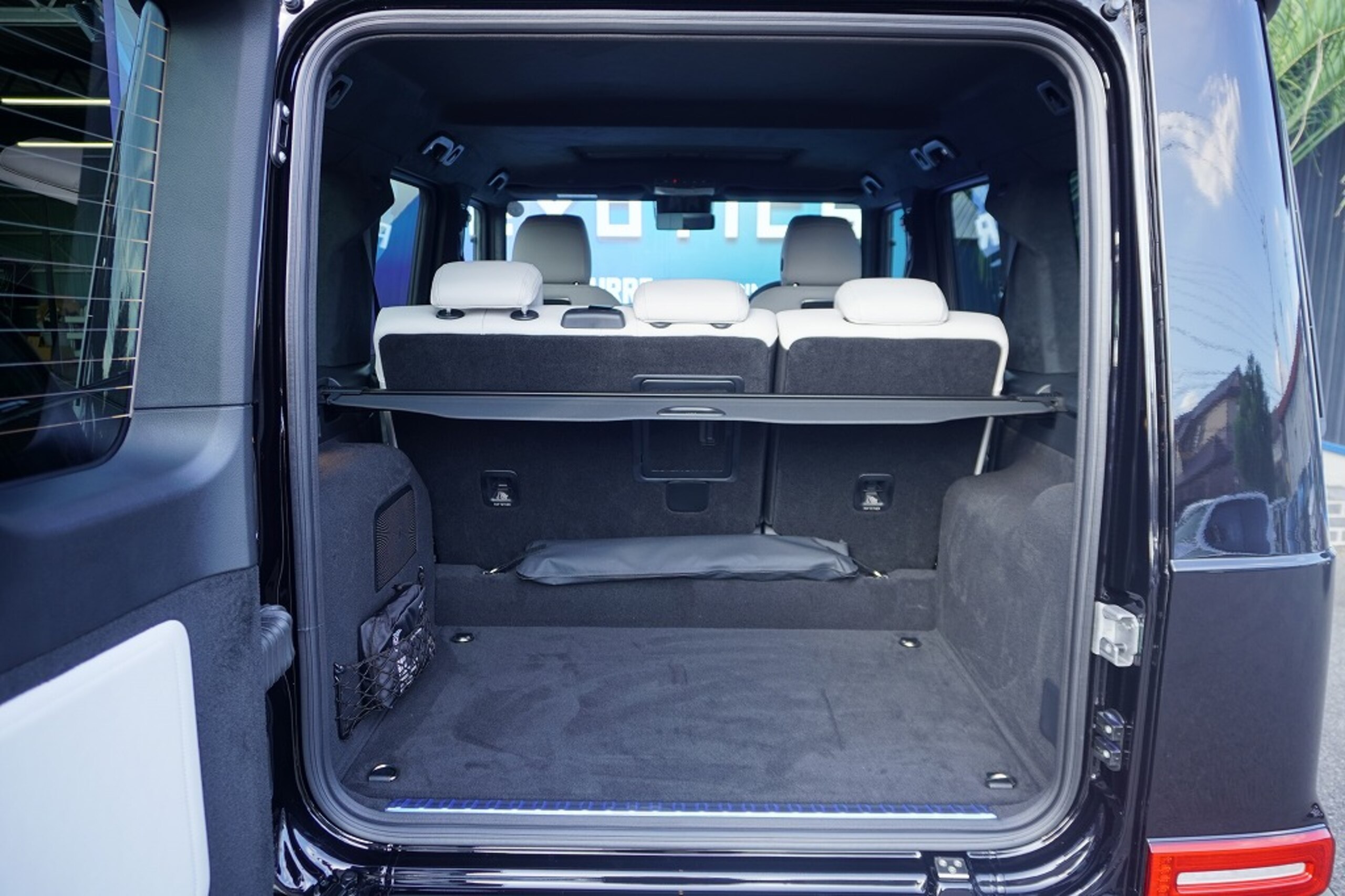 2023 Mercedes-Benz G-Class - メルセデス・ベンツ Gクラス G400d AMGライン ディーゼルターボ 4WD マニファクタープログラム 白革 右ハンドル ステルスフルプロテクション AMGライン 電動サイドステップ 各所ブラックアウト 社外ラゲッジボード ブルメスターサウンド サンルーフ MBUX