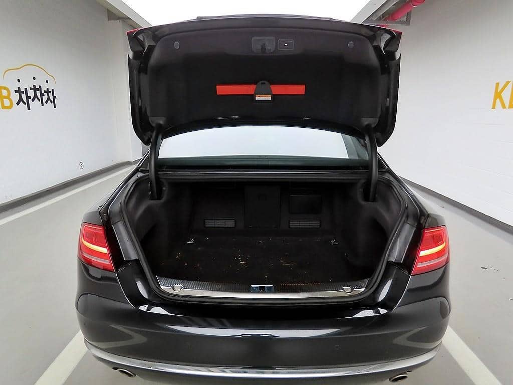 2012 AUDI A8 - 2012 أودي A8