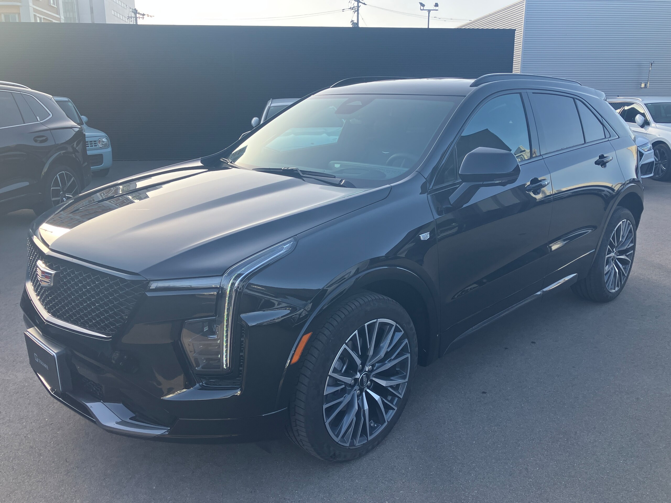 2025 Cadillac XT4 - キャデラック XT4 スポーツ 4WD 左ハンドル/ブラック/ワンオーナー/内装ブラック/ヘッドアップディスプレイ/フロント・サイド・バックカメラ/デジタルメーター/電動パワーシート/電動リアゲート/オートライト