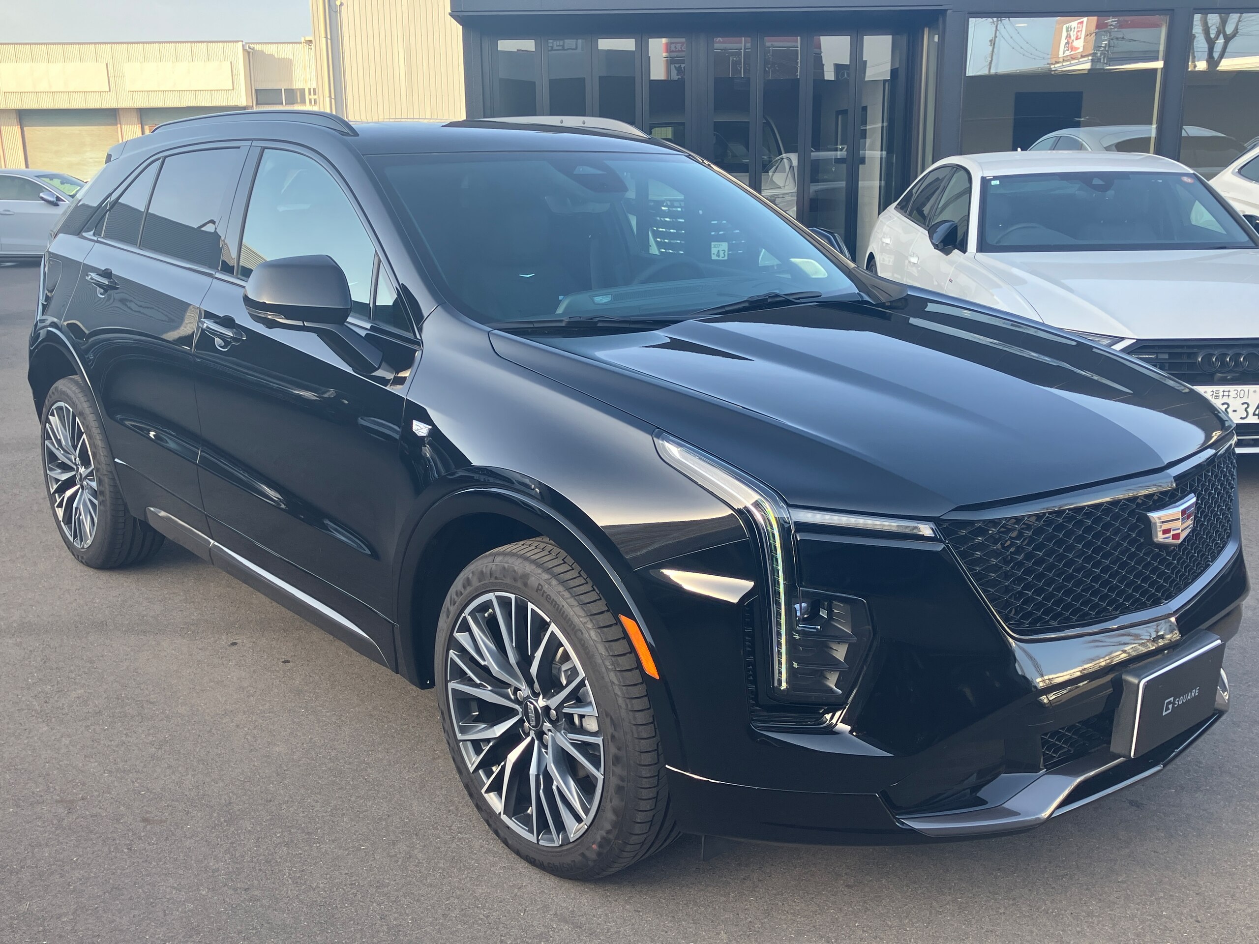 2025 Cadillac XT4 - キャデラック XT4 スポーツ 4WD 左ハンドル/ブラック/ワンオーナー/内装ブラック/ヘッドアップディスプレイ/フロント・サイド・バックカメラ/デジタルメーター/電動パワーシート/電動リアゲート/オートライト
