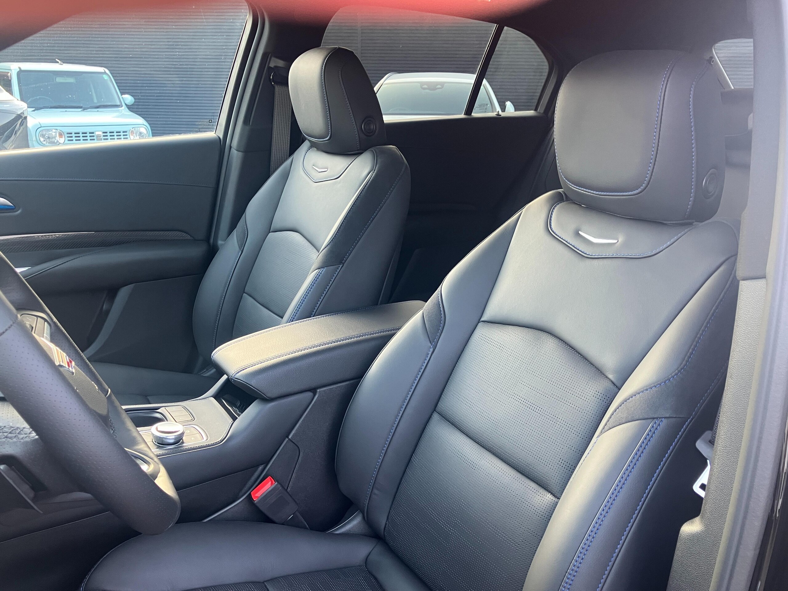 2025 Cadillac XT4 - キャデラック XT4 スポーツ 4WD 左ハンドル/ブラック/ワンオーナー/内装ブラック/ヘッドアップディスプレイ/フロント・サイド・バックカメラ/デジタルメーター/電動パワーシート/電動リアゲート/オートライト
