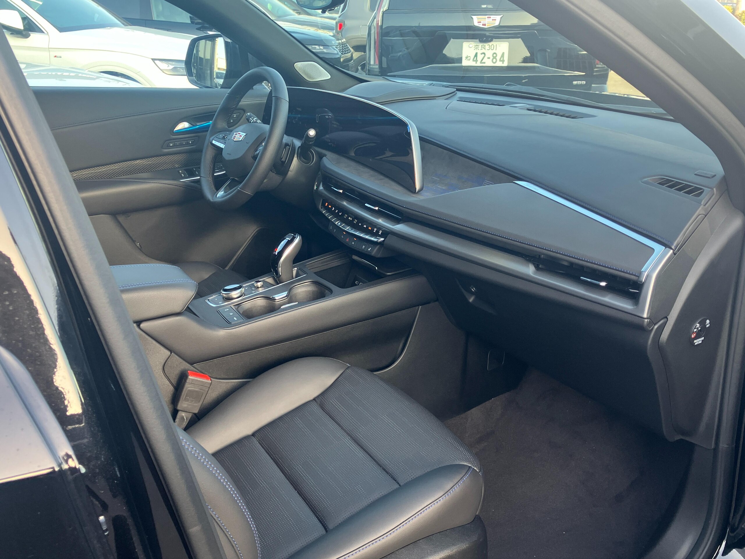 2025 Cadillac XT4 - キャデラック XT4 スポーツ 4WD 左ハンドル/ブラック/ワンオーナー/内装ブラック/ヘッドアップディスプレイ/フロント・サイド・バックカメラ/デジタルメーター/電動パワーシート/電動リアゲート/オートライト