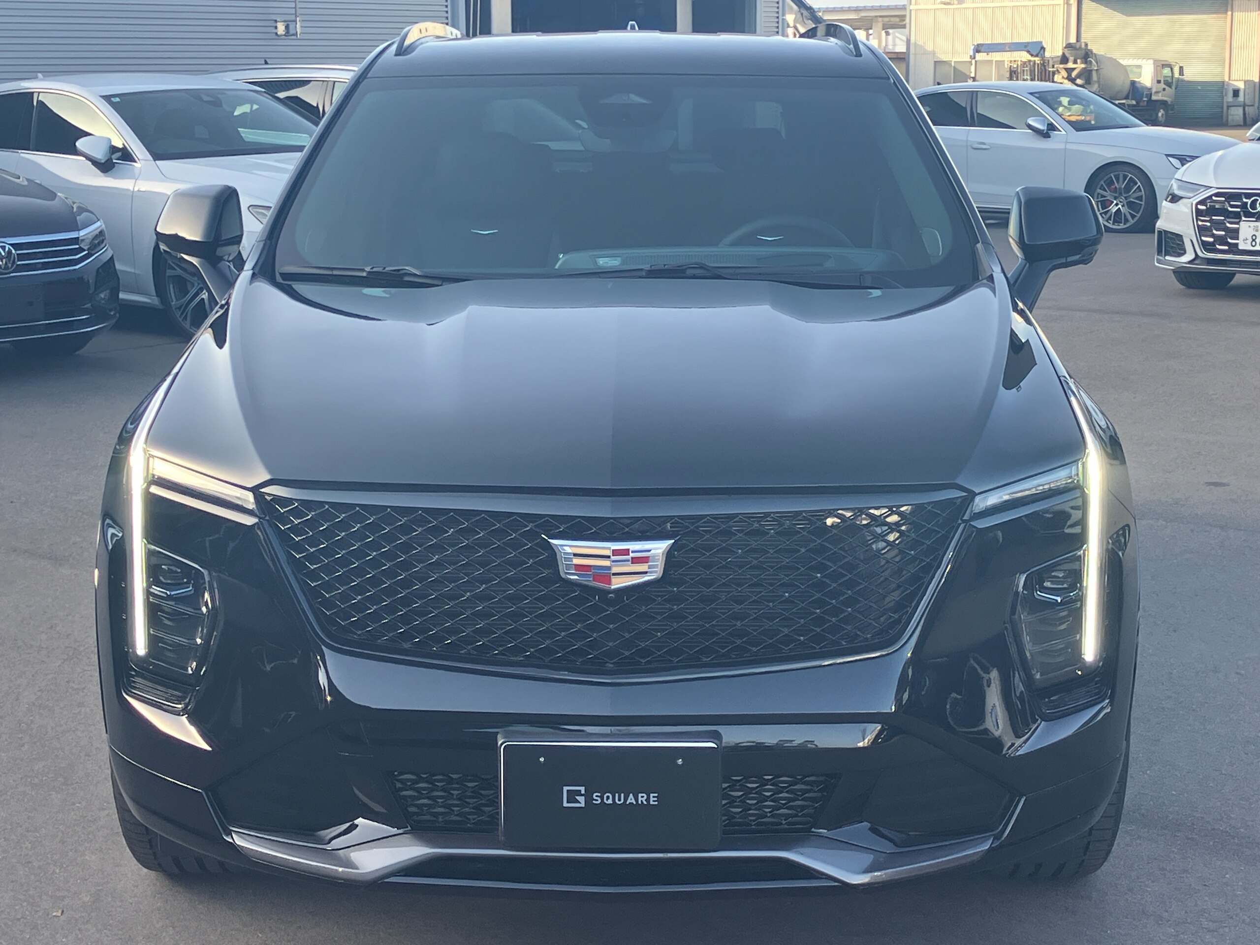 2025 Cadillac XT4 - キャデラック XT4 スポーツ 4WD 左ハンドル/ブラック/ワンオーナー/内装ブラック/ヘッドアップディスプレイ/フロント・サイド・バックカメラ/デジタルメーター/電動パワーシート/電動リアゲート/オートライト